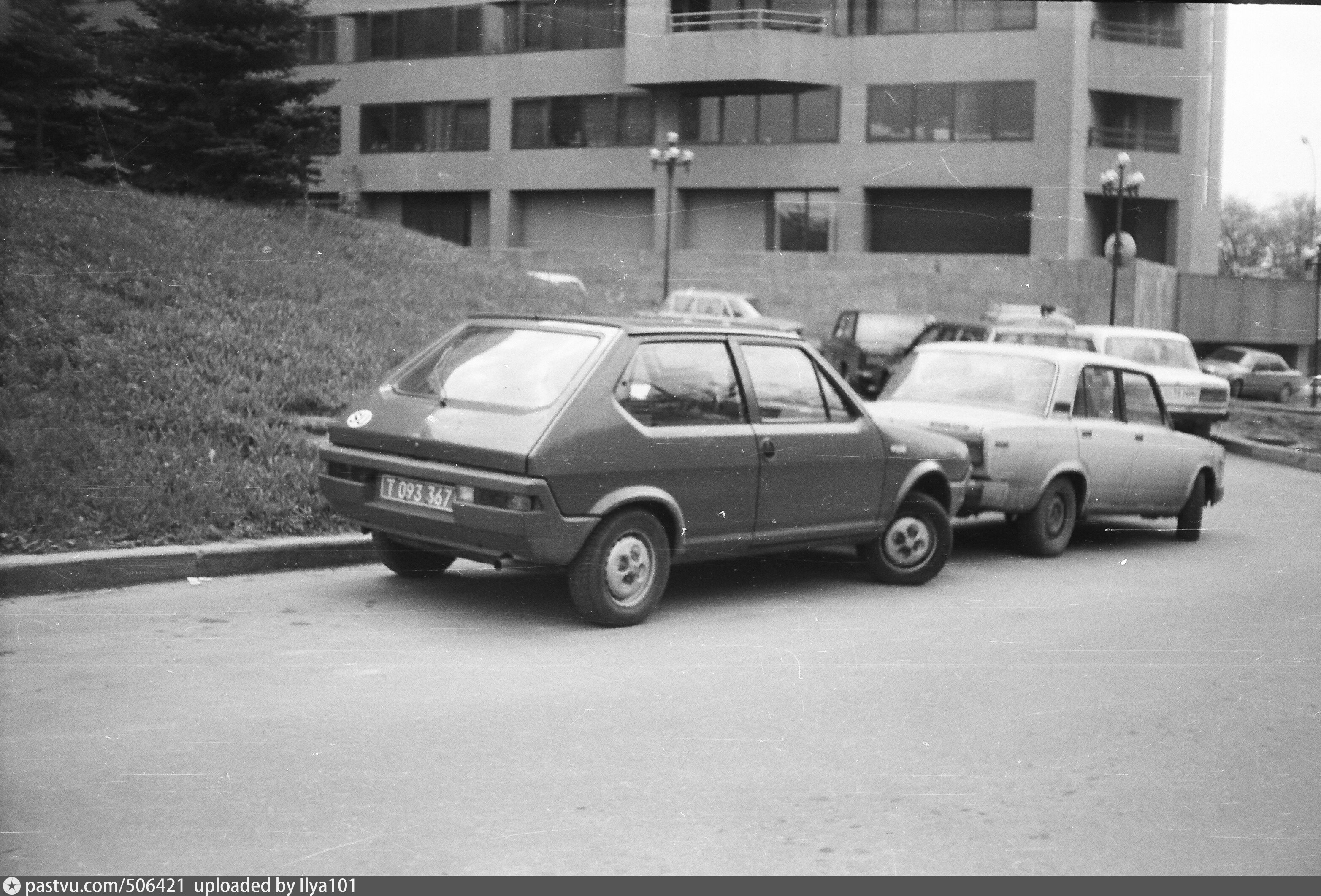 Автомобили автомобили буквально все заполонили. 1988 Автомобили СССР. Машины 1988 русские. Машины 1988 года иномарки. 1988 Год иномарки в СССР.