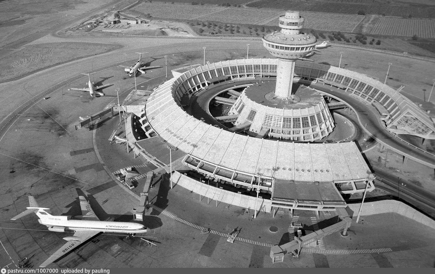 Сайт аэропорта звартноц. Аэропорт Звартноц старый терминал. Аэропорт Армении Ереван. Международный аэропорт Звартноц. Старый аэропорт Еревана.
