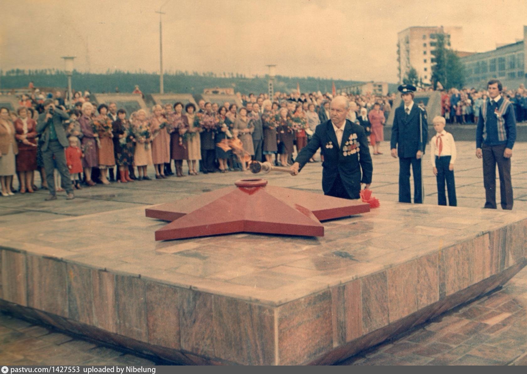 Мемориальный комплекс в честь победы в великой отечественной войне. Стенд воины интернационалисты. 9 мая 1985 ветераны. Парад 7 ноября 1941. Парад в честь парада.