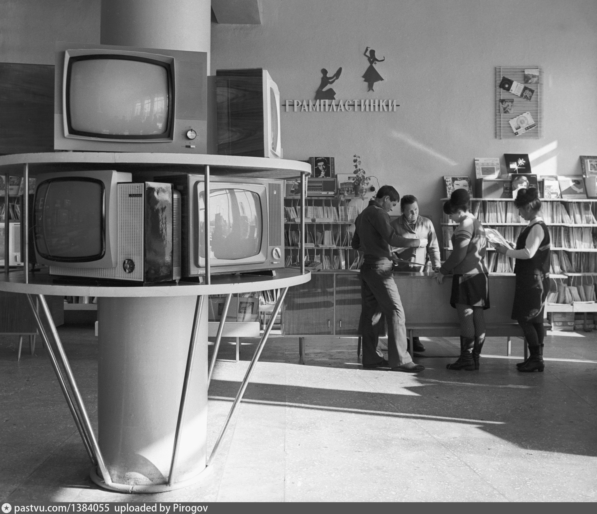 Магазин электроники СССР 80е. Магазин электроника СССР 80е. Телевизор 70-е годы. Советский магазин телевизоров.