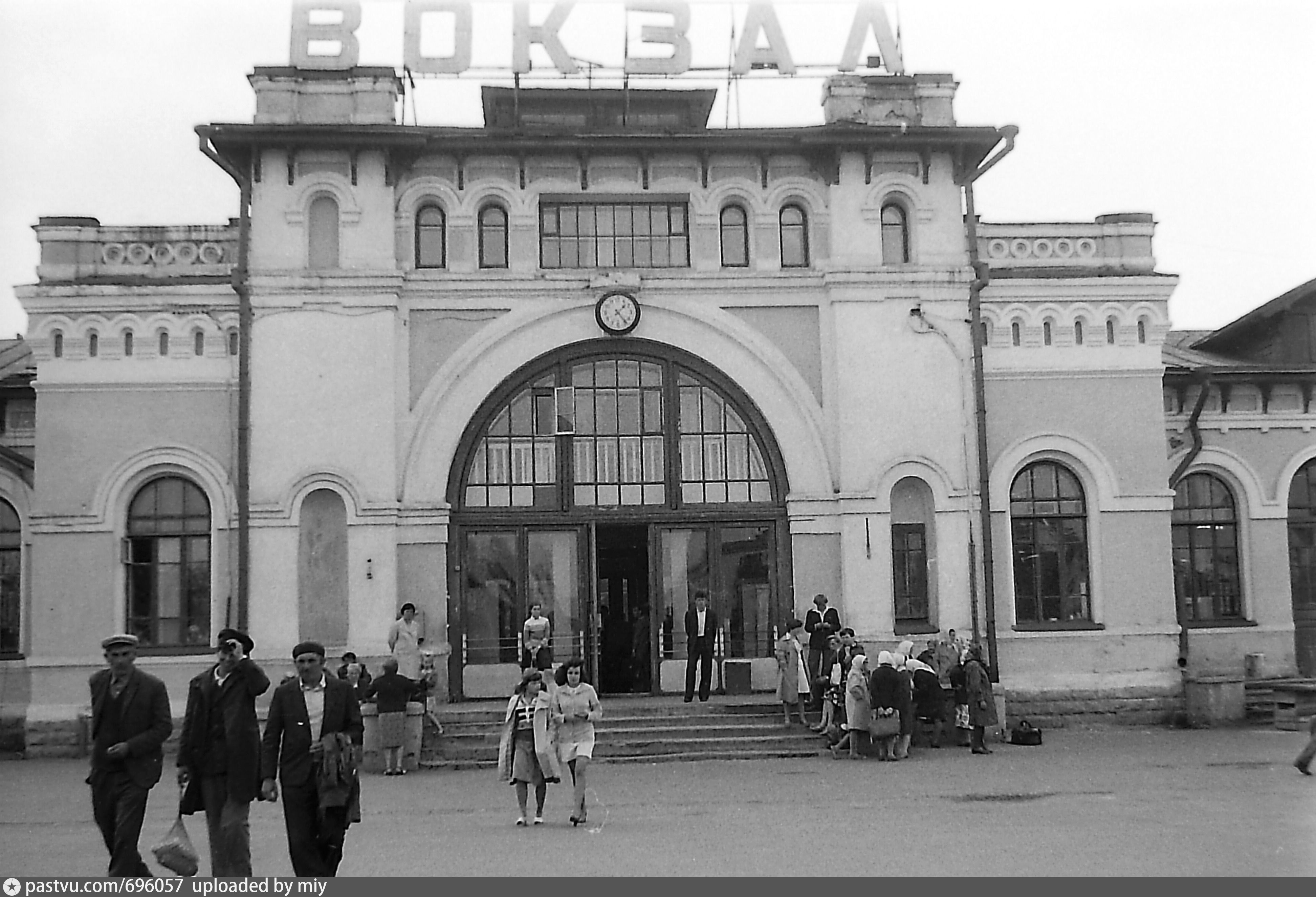 Буй октябрьской революции. Старый вокзал Кострома. Вокзал буй Костромская область. Старый Железнодорожный вокзал в Костроме. ЖД вокзал г буй Костромская область.