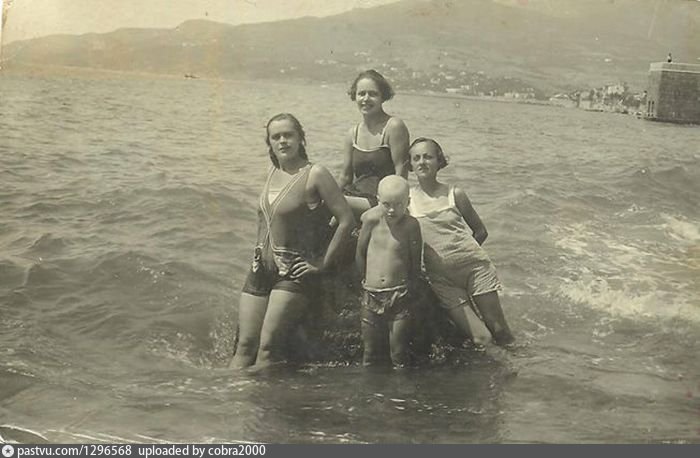 Фото старых нудистов. Крым пляж Ялта 1930. Купальщицы крымских пляжей в 20-50 годы XX века. Артек пляж СССР 1930. Ретро пляж СССР 30е.