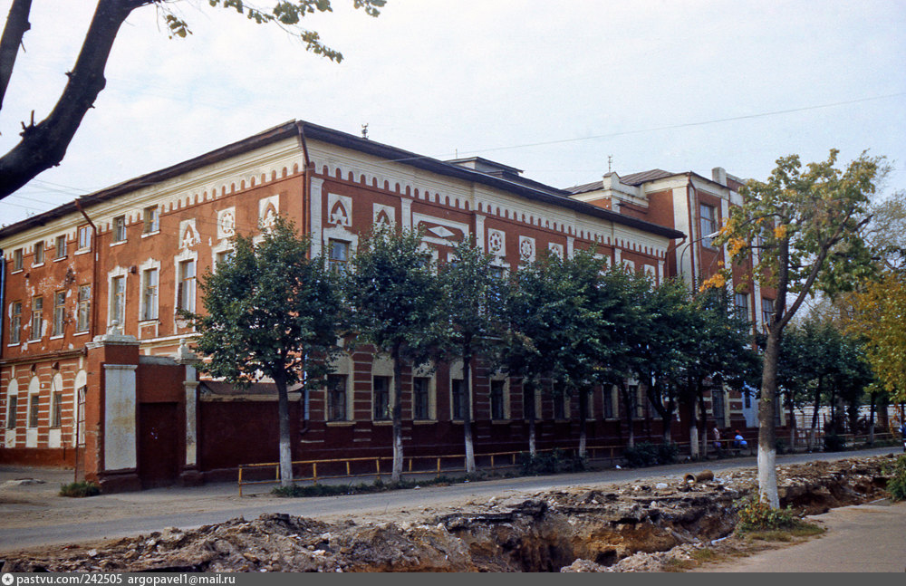 Зарайск московская область поликлиника. Дом Ярцева Зарайск. Зарайск Павловская улица женская гимназия. Училище 85 Зарайск Зарайск Мерецкова. Здание реального училища Зарайска.