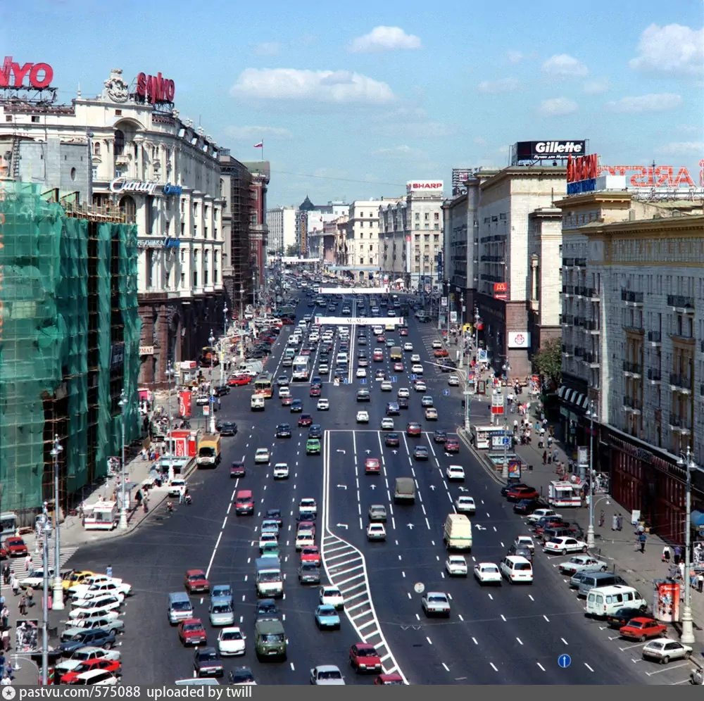 Фото москвы тверская. Тверская улица в 1990е. Тверская улица 1994. Тверская улица Москва. Тверская улица Москва 1997.