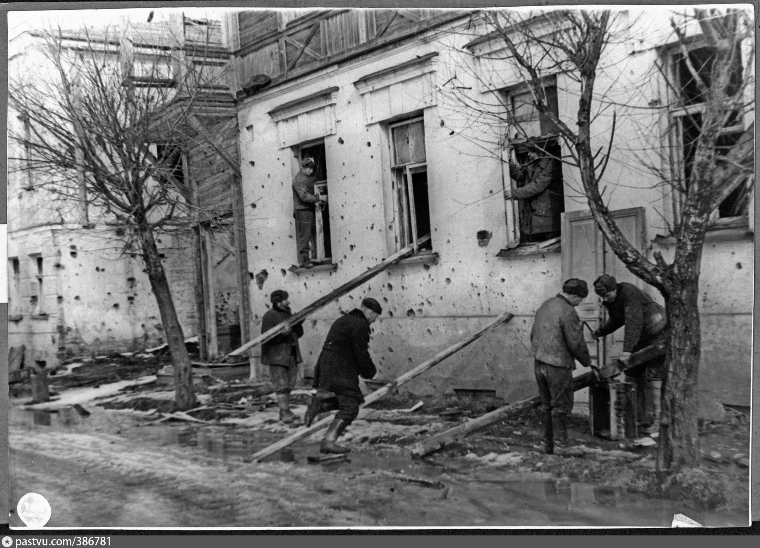 Восстанавливать разрушенный дом. Старая Русса в годы войны. Старая Русса после освобождения 1944.