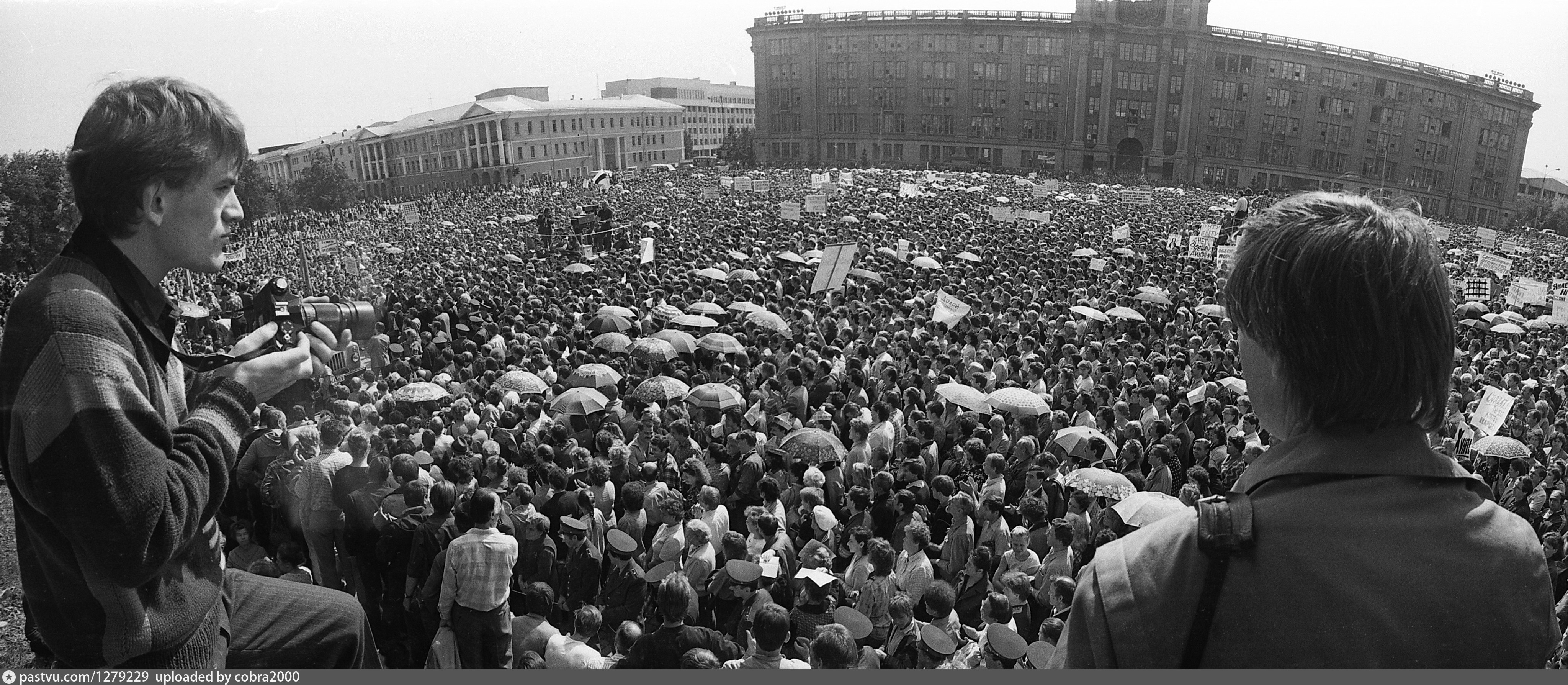 Фотографии 1991 года. Августовский путч ГКЧП. Митинг 21 августа 1991. Августовский путч 1991-го. Ельцин. Свердловск 1991 ГКЧП.