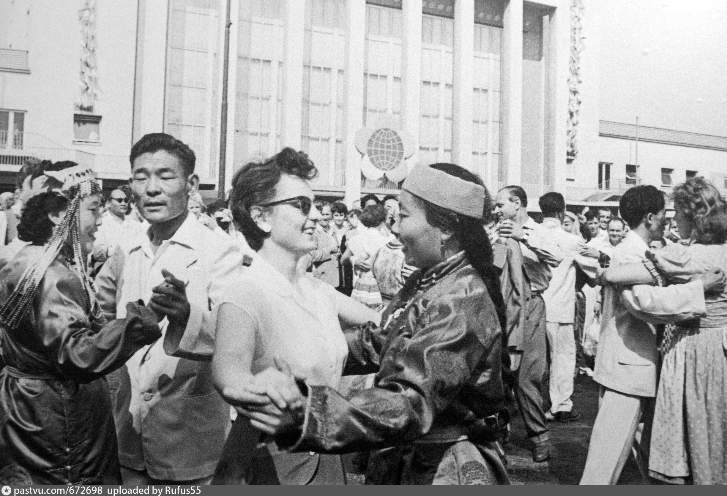 1957 год фото. Международный фестиваль молодежи и студентов 1957. Фестиваль молодежи в СССР 1957. Международный фестиваль студентов и молодёжи СССР 1957. Фестиваль 1957 Хрущев.