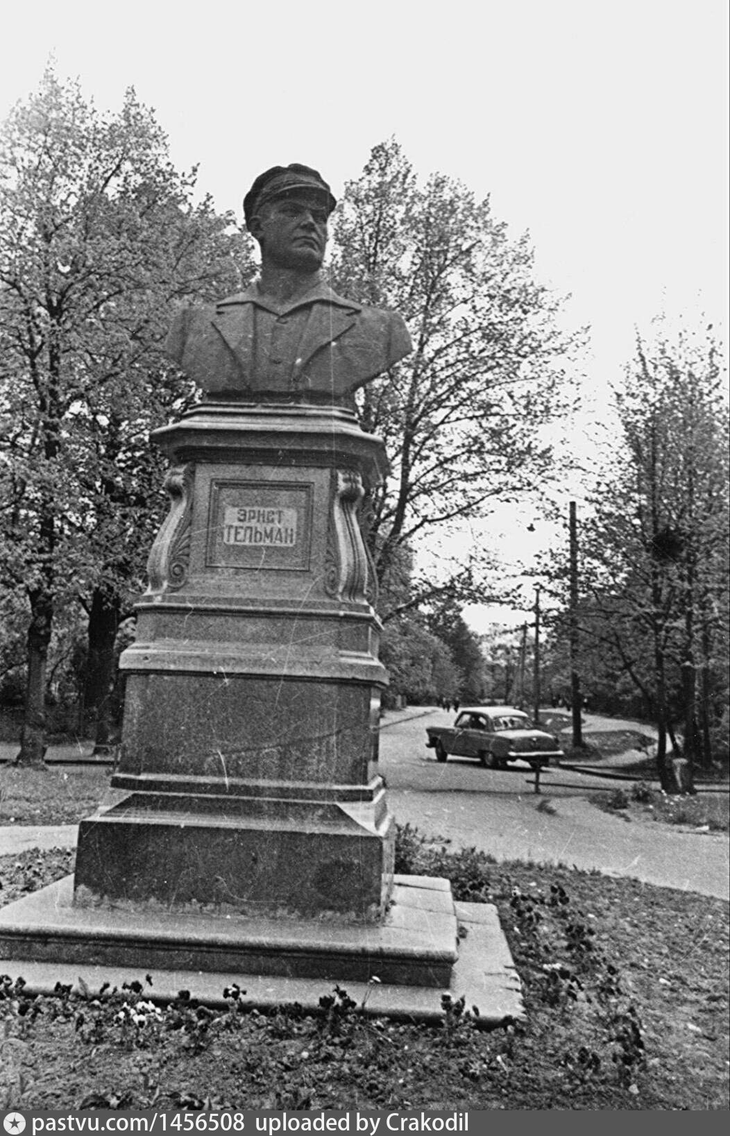 Бюст лидеру немецких коммунистов Эрнсту Тельману в сквере на .