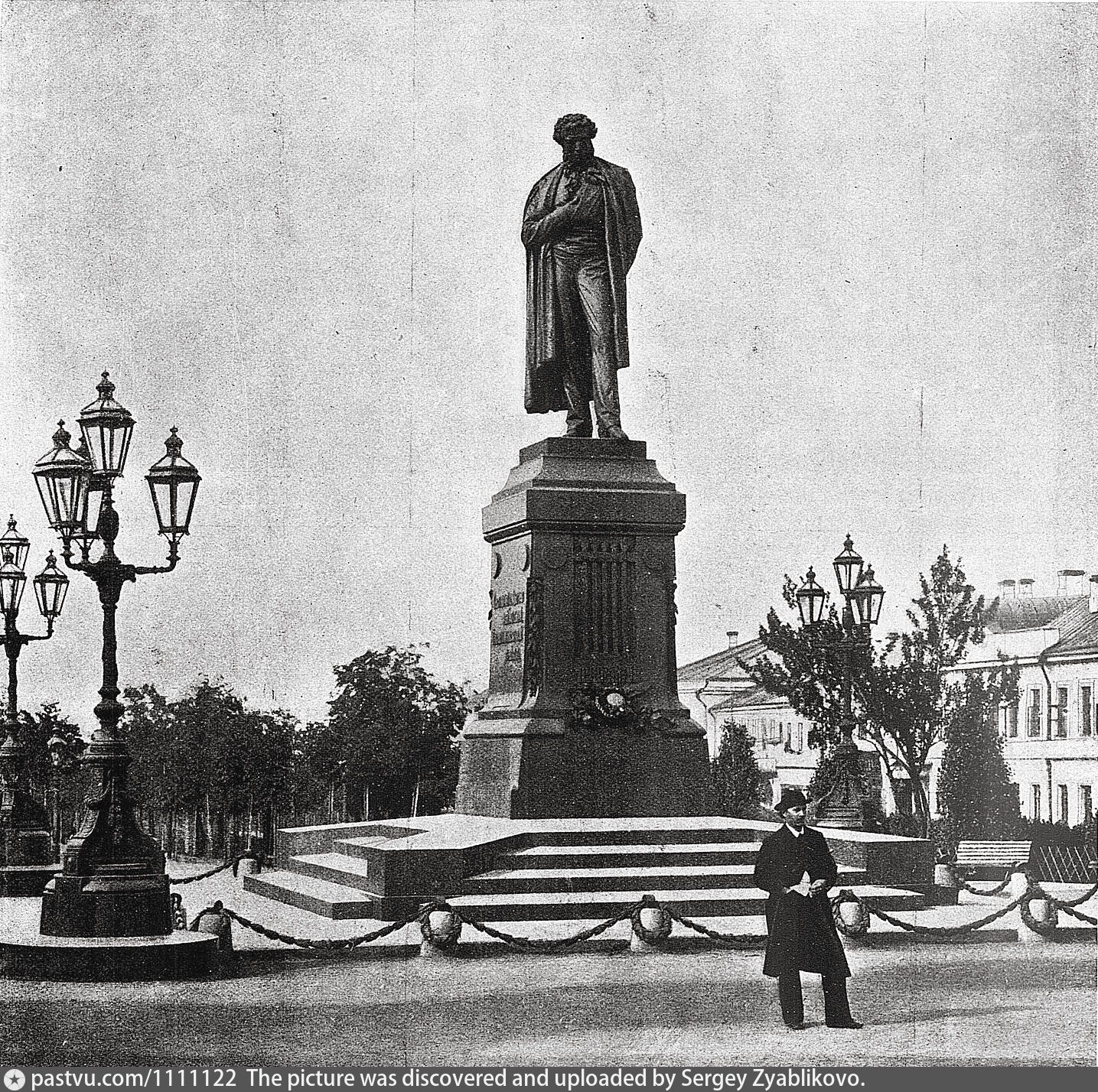 Век памятники. Страстной бульвар памятник Пушкину. Памятник Пушкину на Пушкинской площади в Ташкенте. Памятник Пушкину на страстной площади. Памятник Пушкину в Москве 1962 годы.