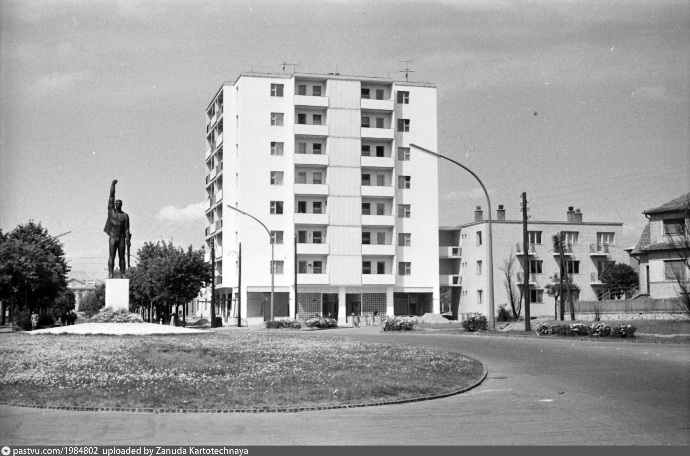 Március 21 (Nagy Lajos király) tér, Tanácsköztársaság (Egyetem sugárút