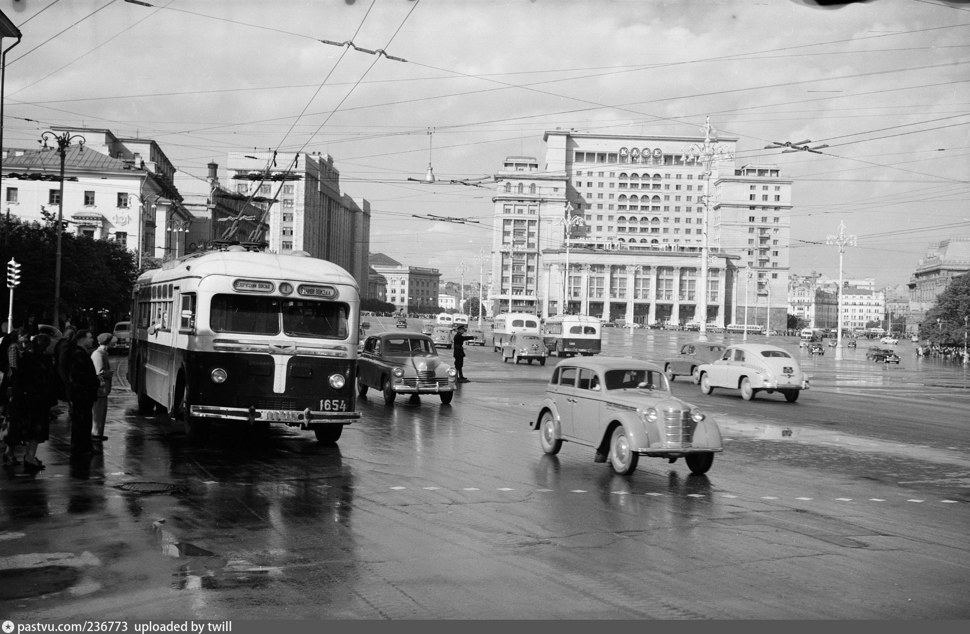 Транспорт 50. Московский троллейбус 1950-х годов. Автотранспорт 50-60 годов в городе. Автотранспорт пятидесятых. Улица 50е годы.