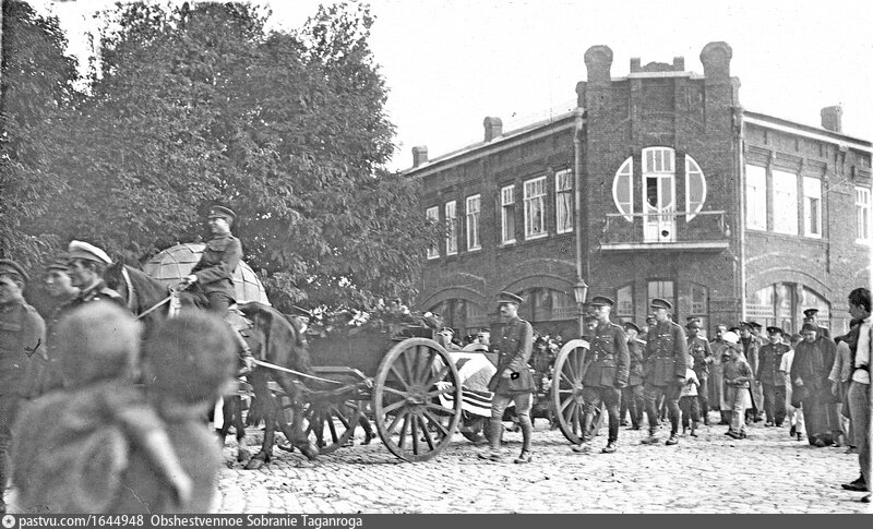 Оккупация таганрога. Таганрог 1918 немцы в Таганроге. Деникин в Таганроге. Немцы в Таганроге 1918 года. Деникин в Таганроге фото.