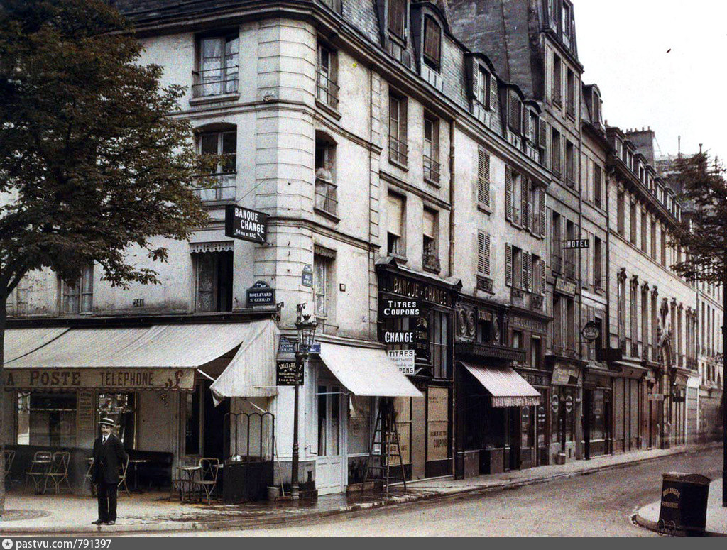 L'angle de la rue du Bac et du boulevard St-Germain.