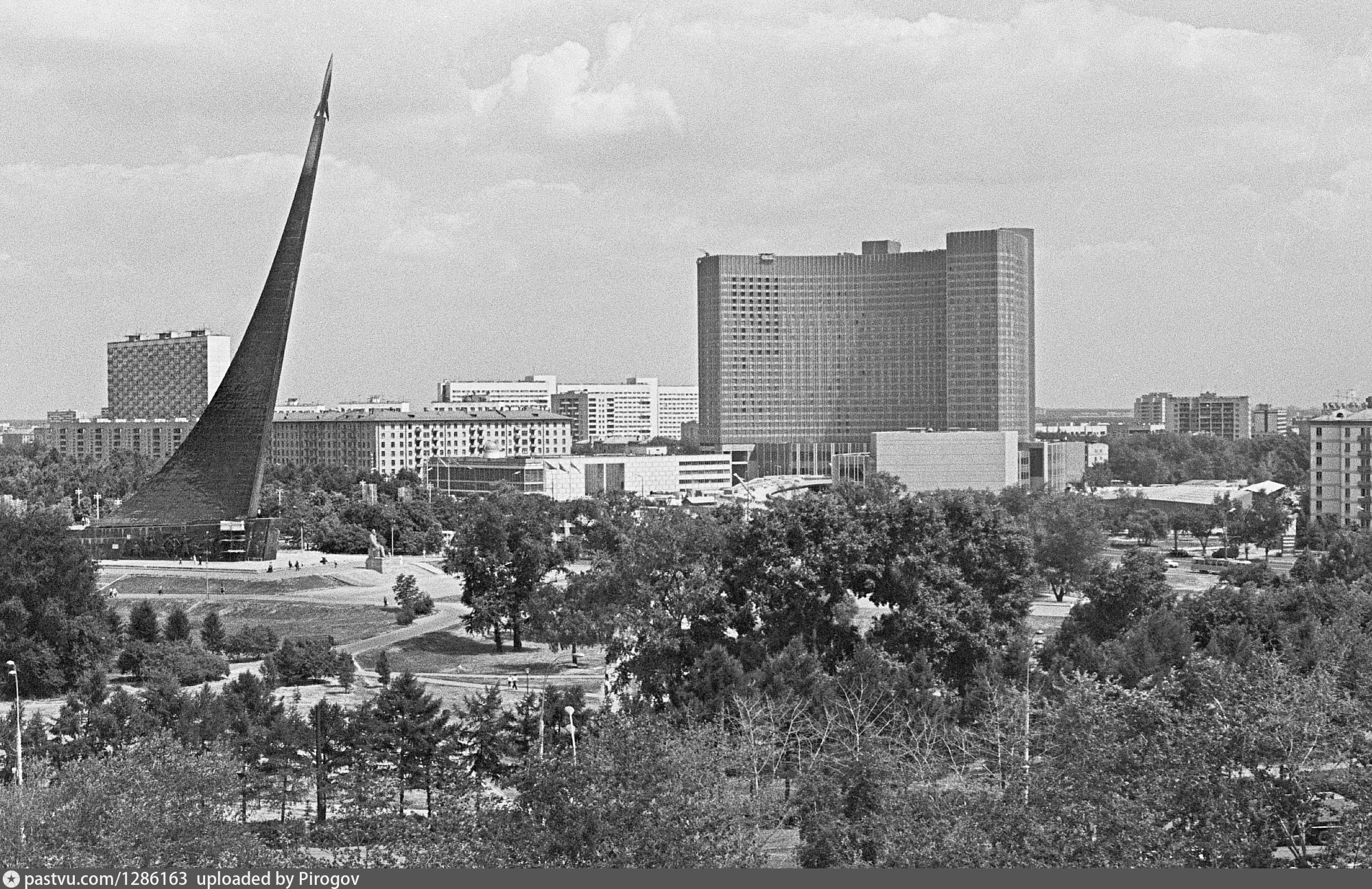 Вид на гостиницу «» и Монумент покорителям космоса