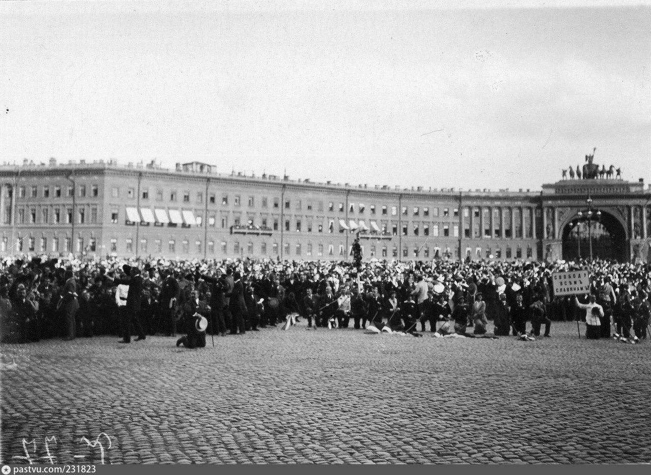 Манифест 1914. Дворцовая площадь в Санкт Петербурге в 1914. Николай 2 Дворцовая площадь август 1914. Дворцовая площадь в Санкт-Петербурге Николай 2. Дворцовая площадь Николай 2.