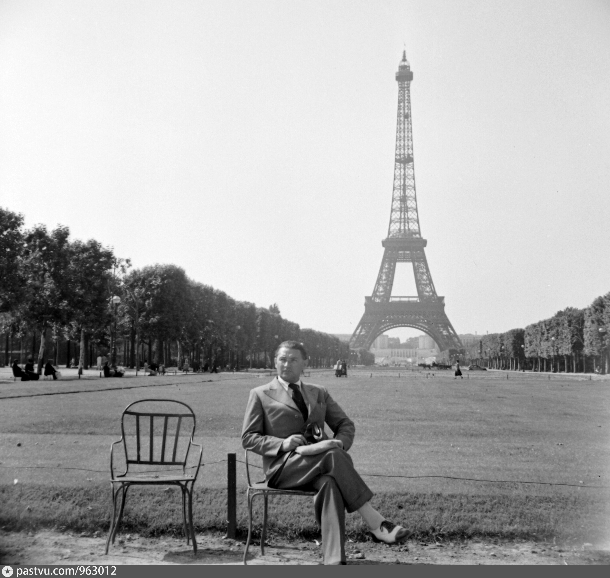 Какой год в париже. Париж 1939. Эльфивая башня в Париже 1939. 1939 Парижане. Эйфелева башня 1939 год v.