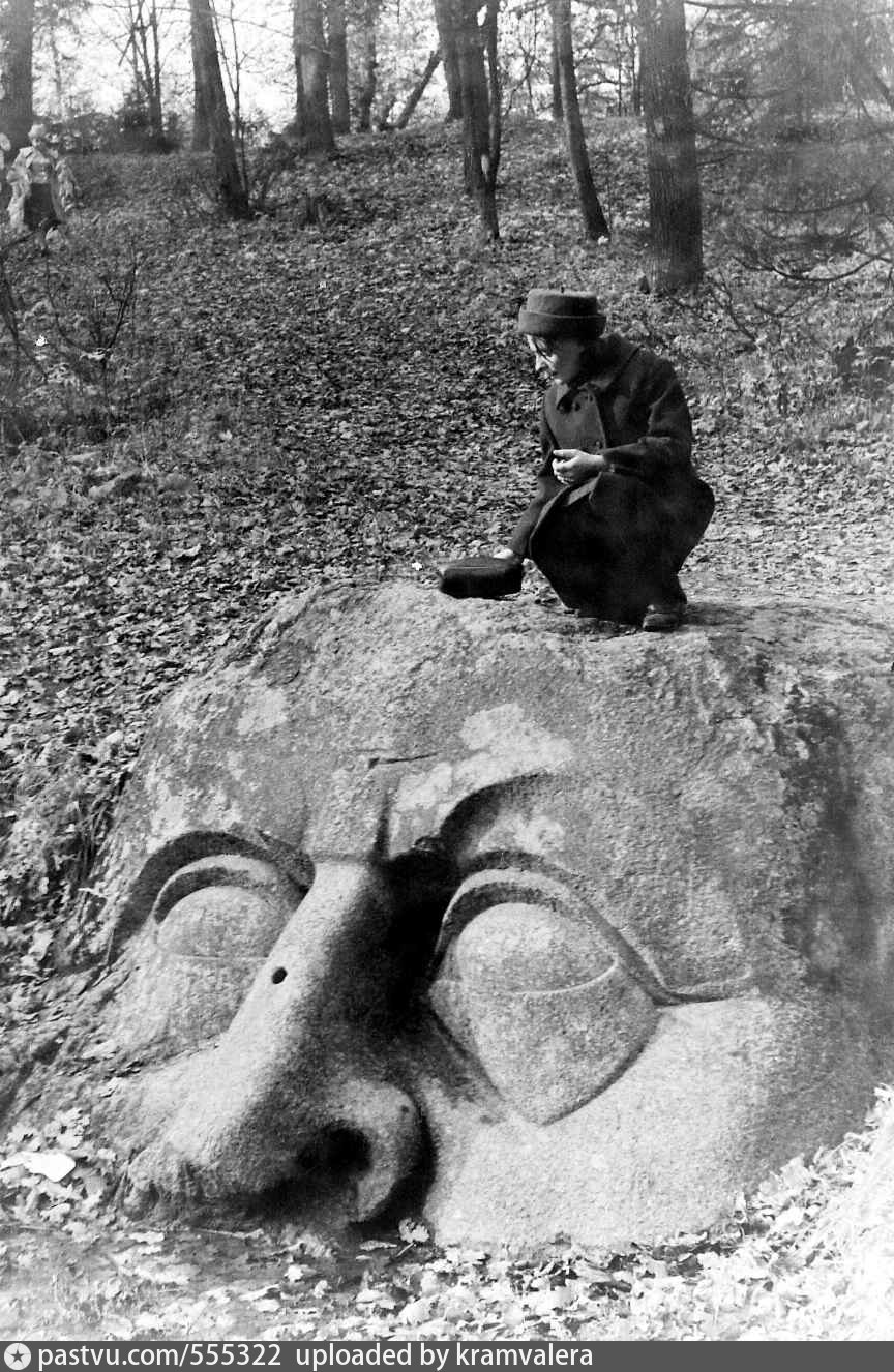 Каменная голова в парке Сергиевка