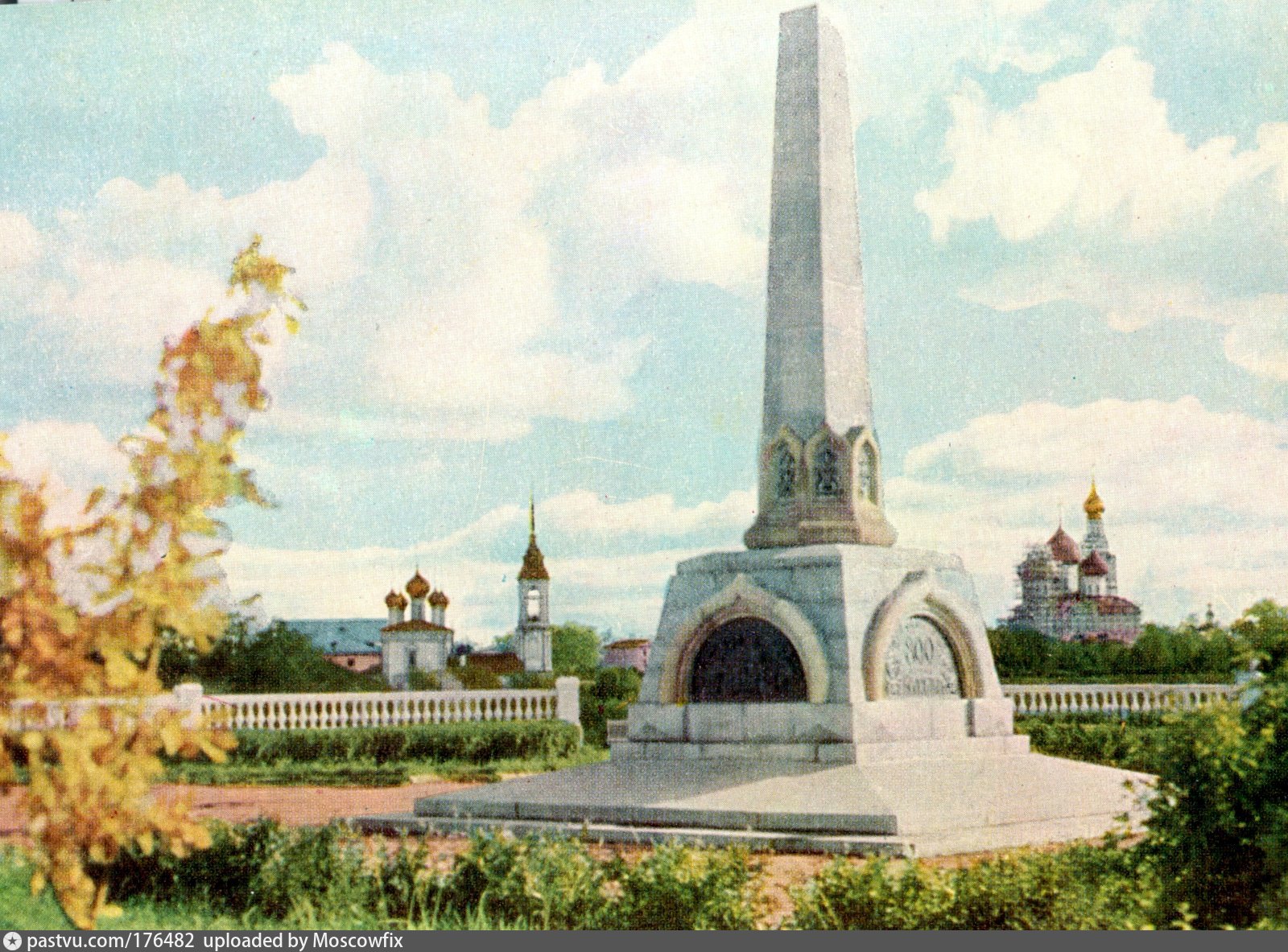 Памятники города вологды. Памятник 800 летия Вологды. Обелиск 800 летия Вологды. 800 Лет Вологде памятник. Памятник 800 летия Вологды рисунок.