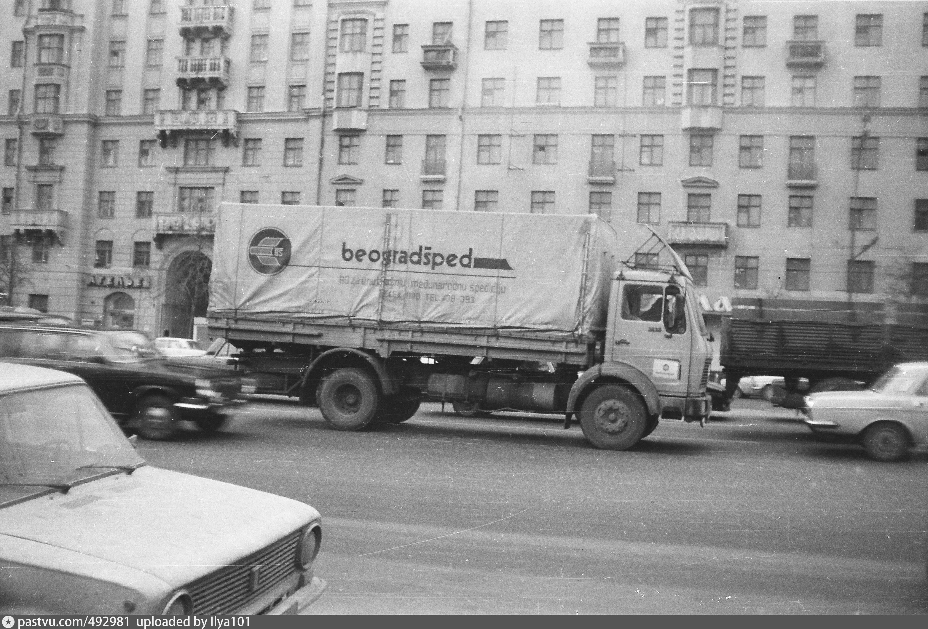 Автомобили автомобили буквально все заполонили. Иномарки в СССР В 80. Машины конца 80-х в СССР. 1988 Год иномарки в СССР. Москва 1988 автомобили.