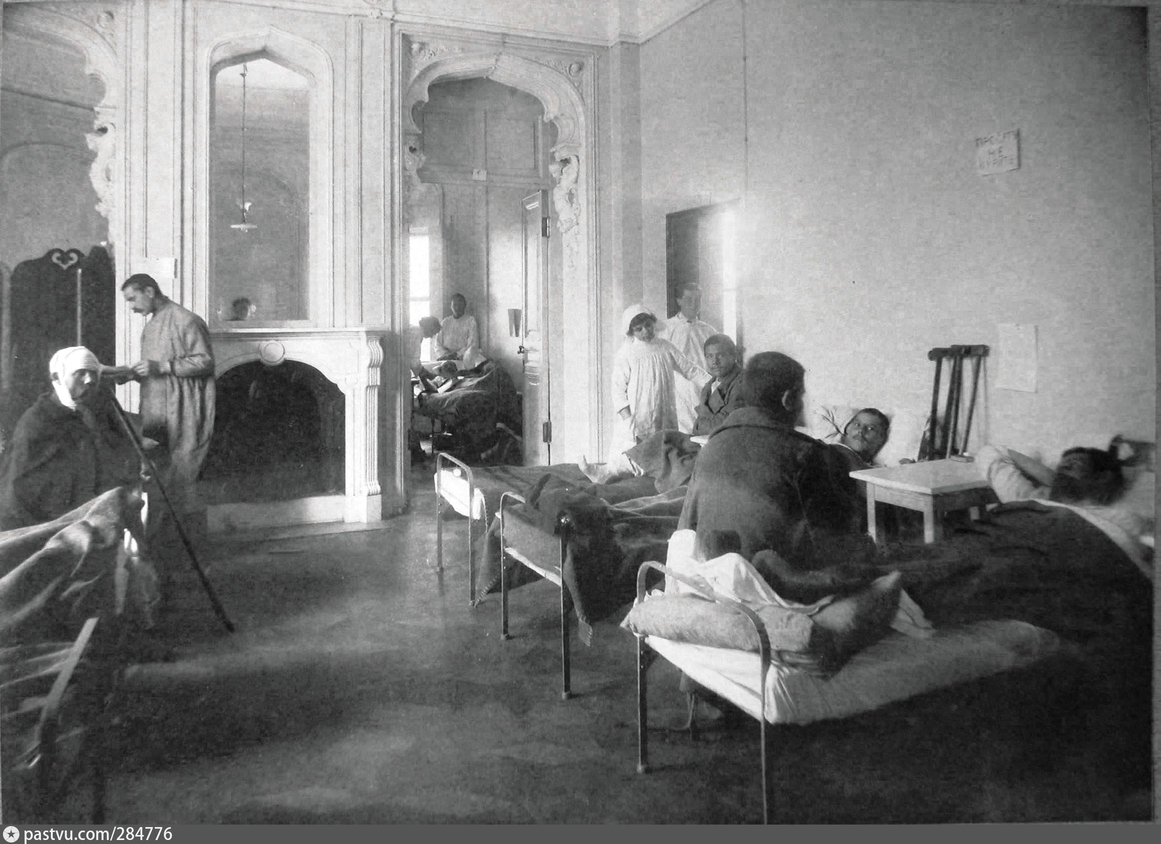 Офицер в госпитале. Госпиталь для раненных в Измайлово 1914 год. Ночлежный дом в царской России.