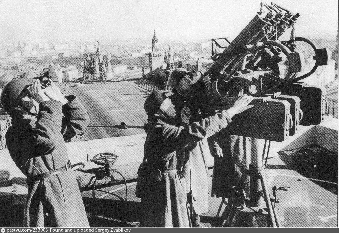 Включи оборона. Зенитный пулемет ДШК 1941 зенитный. Зенитки в Москве 1941. Московская паника 16 октября 1941 года. Противовоздушная оборона Москвы в годы ВОВ 1941.