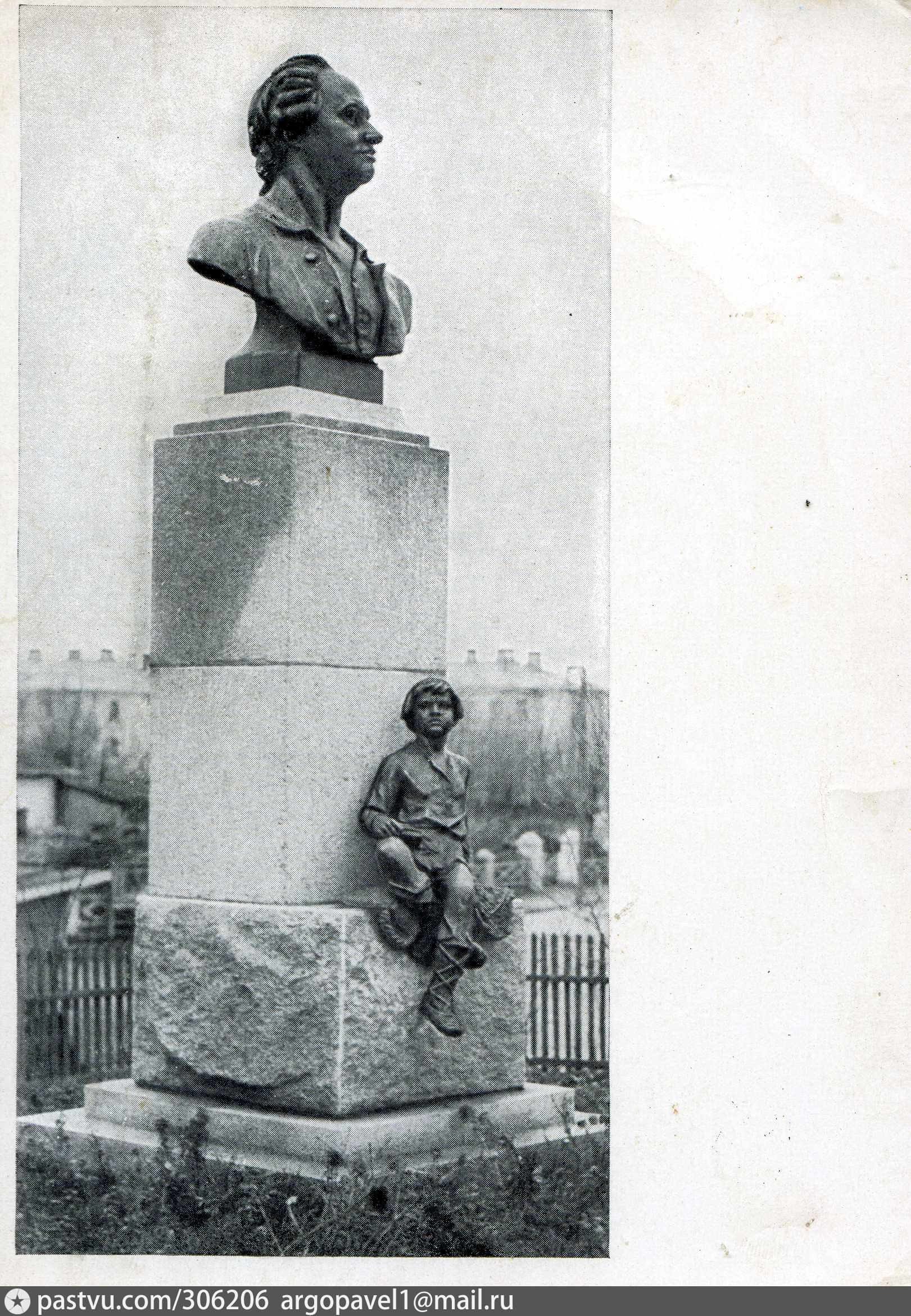 фото девушек на фоне памятника ломоносову