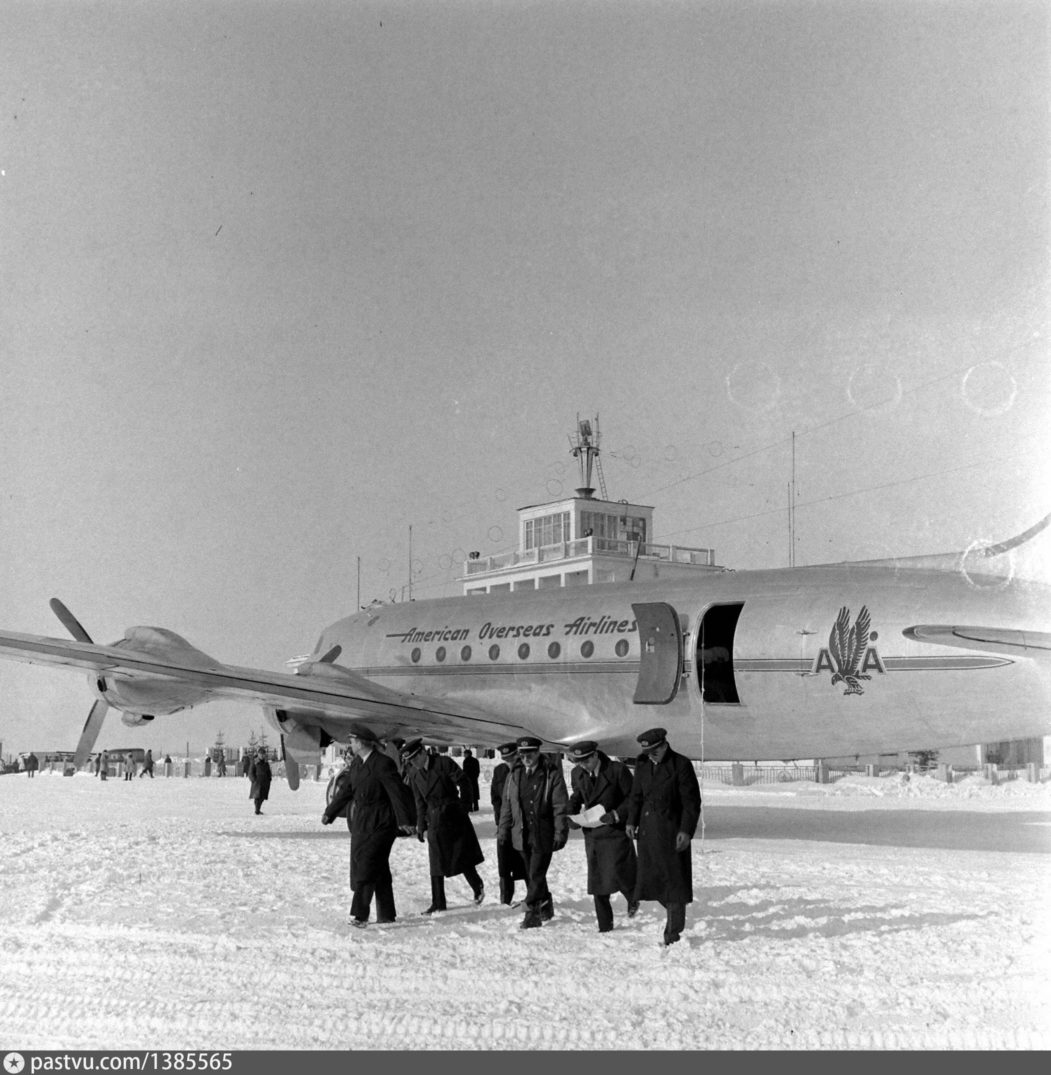 Самолет DC4 в аэропорту Внуково