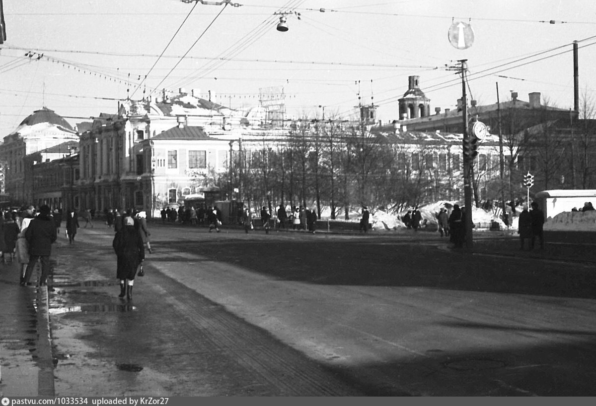 В конце 1960 х гг. 1960 Валовая улица. Улица Чернышевского 1970 год фото. Красноярск Покровские ворота Чернышевского улица фото.