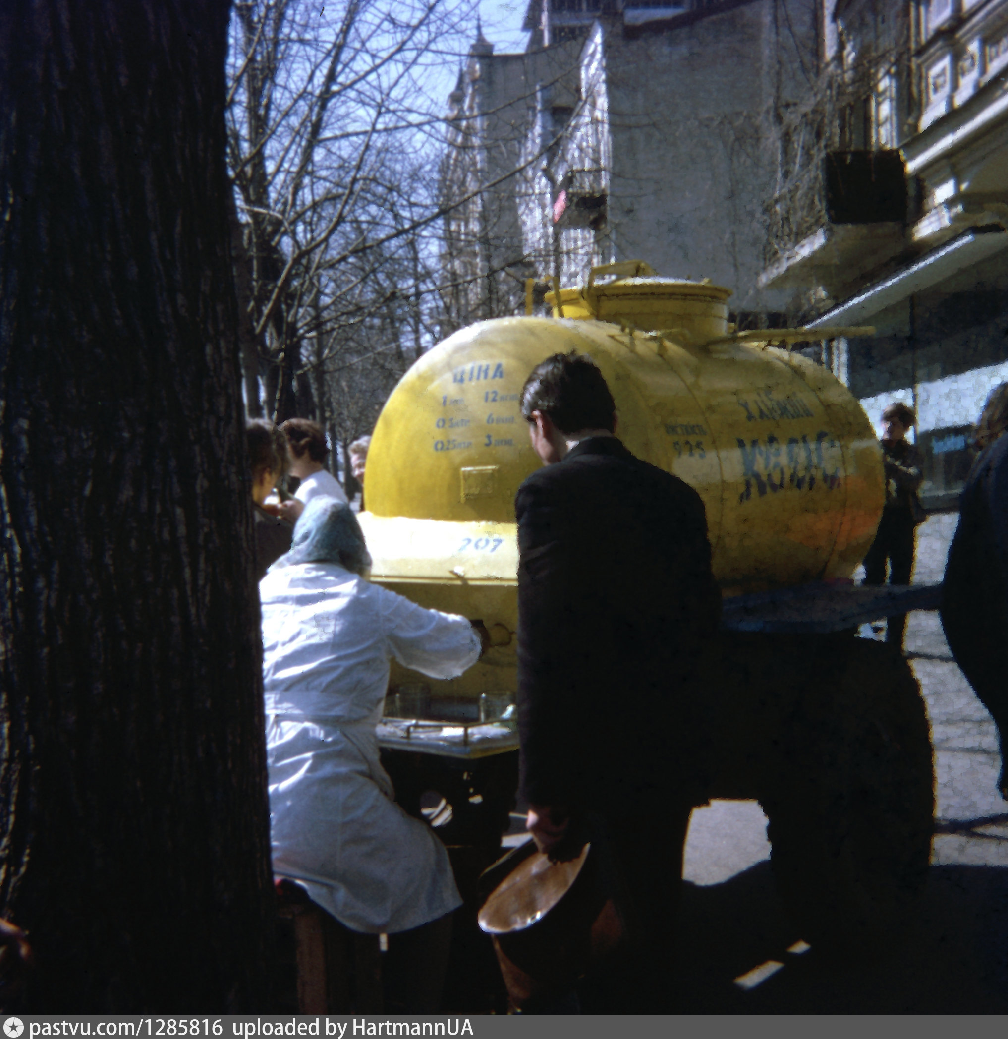 Бочка 1969 новороссийск. Бочка с квасом. Квас в бочках на улице. Квас на улице в бочке. Бочки с квасом в СССР.