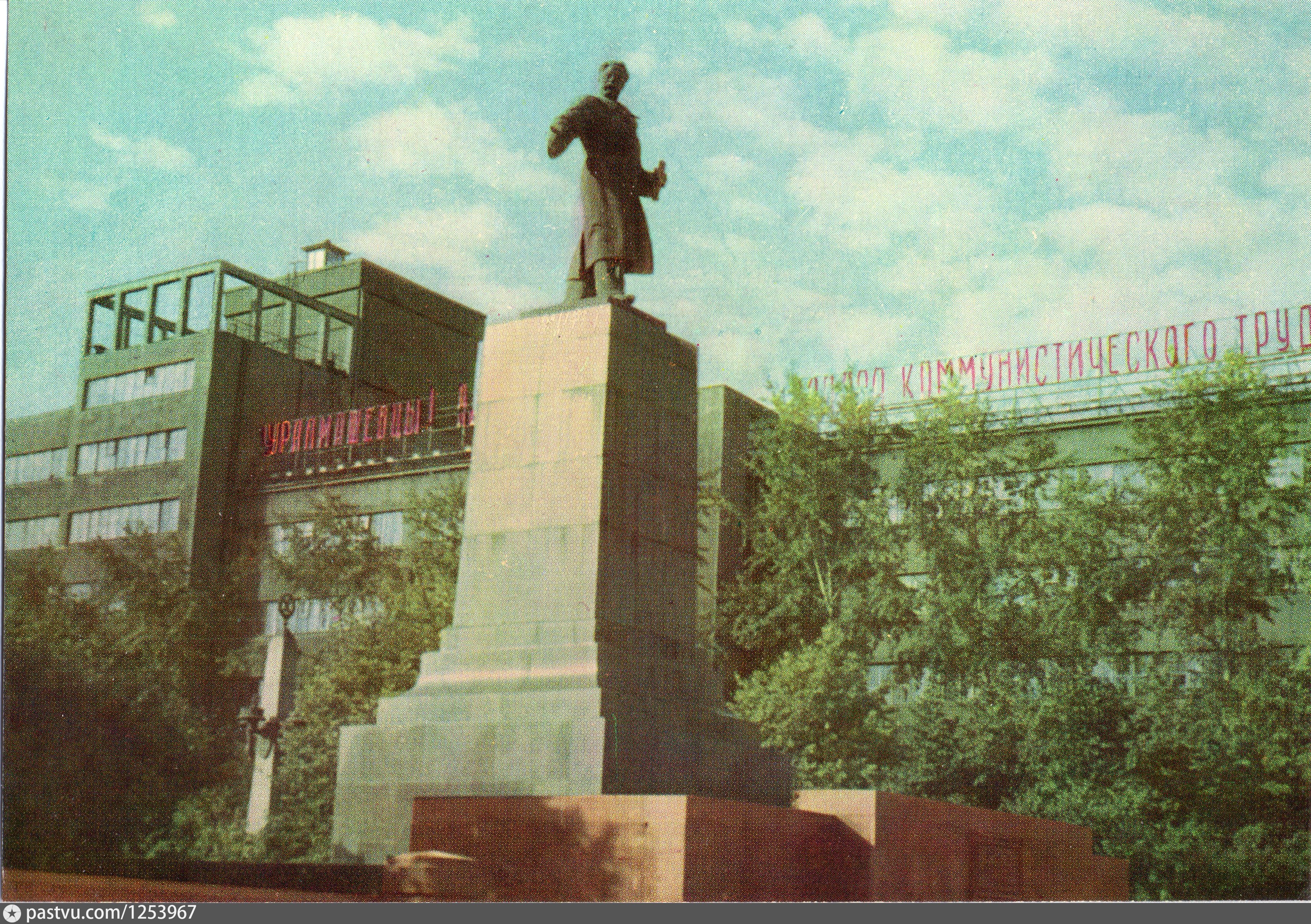 С чем связано два памятника серго орджоникидзе