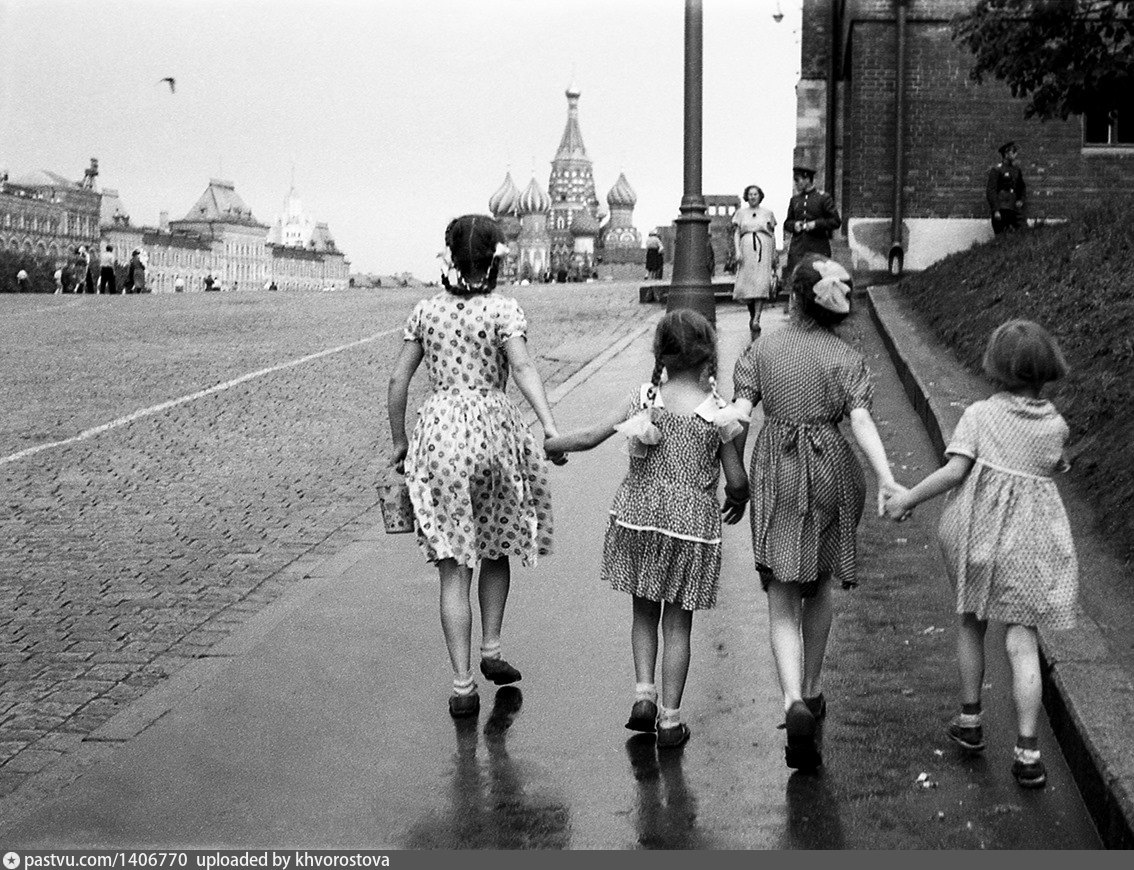 Жизнь советского ребенка. СССР 1950-Е. Советские люди на улицах города. Довоенная жизнь. Советские дети летом.