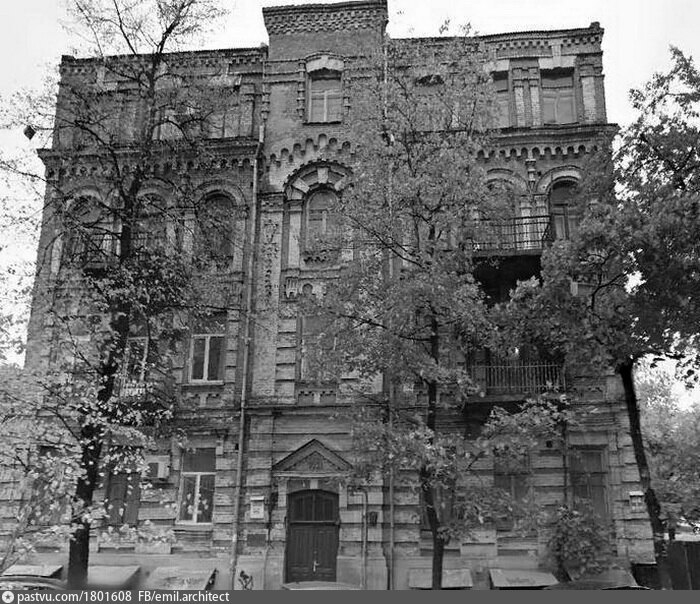 Жила п б. Киев ул Жилянская. Дом 1908 года постройки. Дом Саксаганского. Жилянская улица бомба.