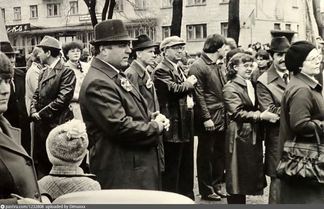 Демонстрация через. Первомайская демонстрация 1980. Демонстрация 1 мая 1982 года. Демонстрации в 80 годах. Демонстрация 1970- годы.