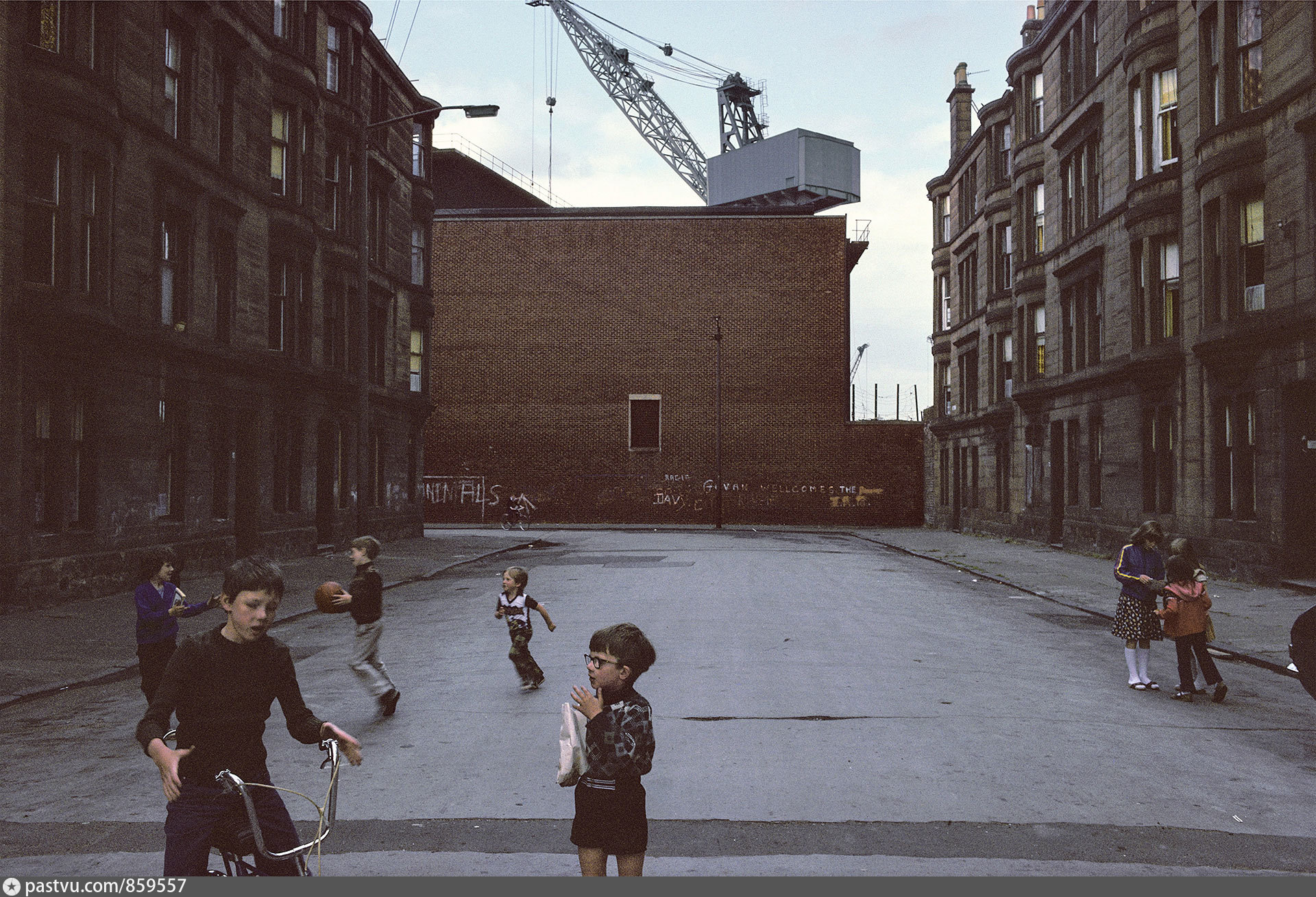 Лондон 80. Глазго 60-х трущобы. Глазго 1980 трущобы. Glasgow, 1980 Raymond Depardon. Британия 80-е годы.