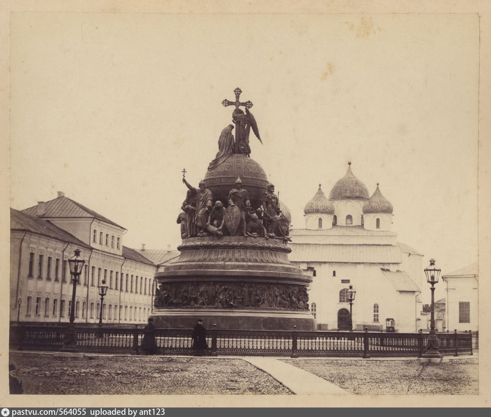 Памятник тысячелетие России Великий Новгород черно белое