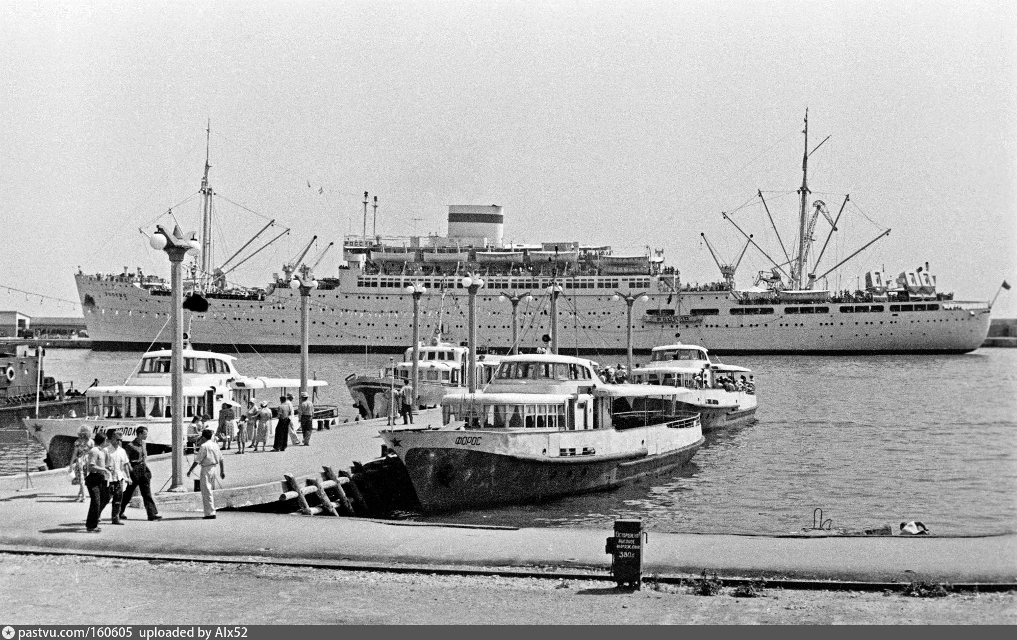 Пароход сочи. Порт Ялта 1970-80. Ялта 1970 год морской порт. Морской порт Ялта. Порт Ялты в СССР.