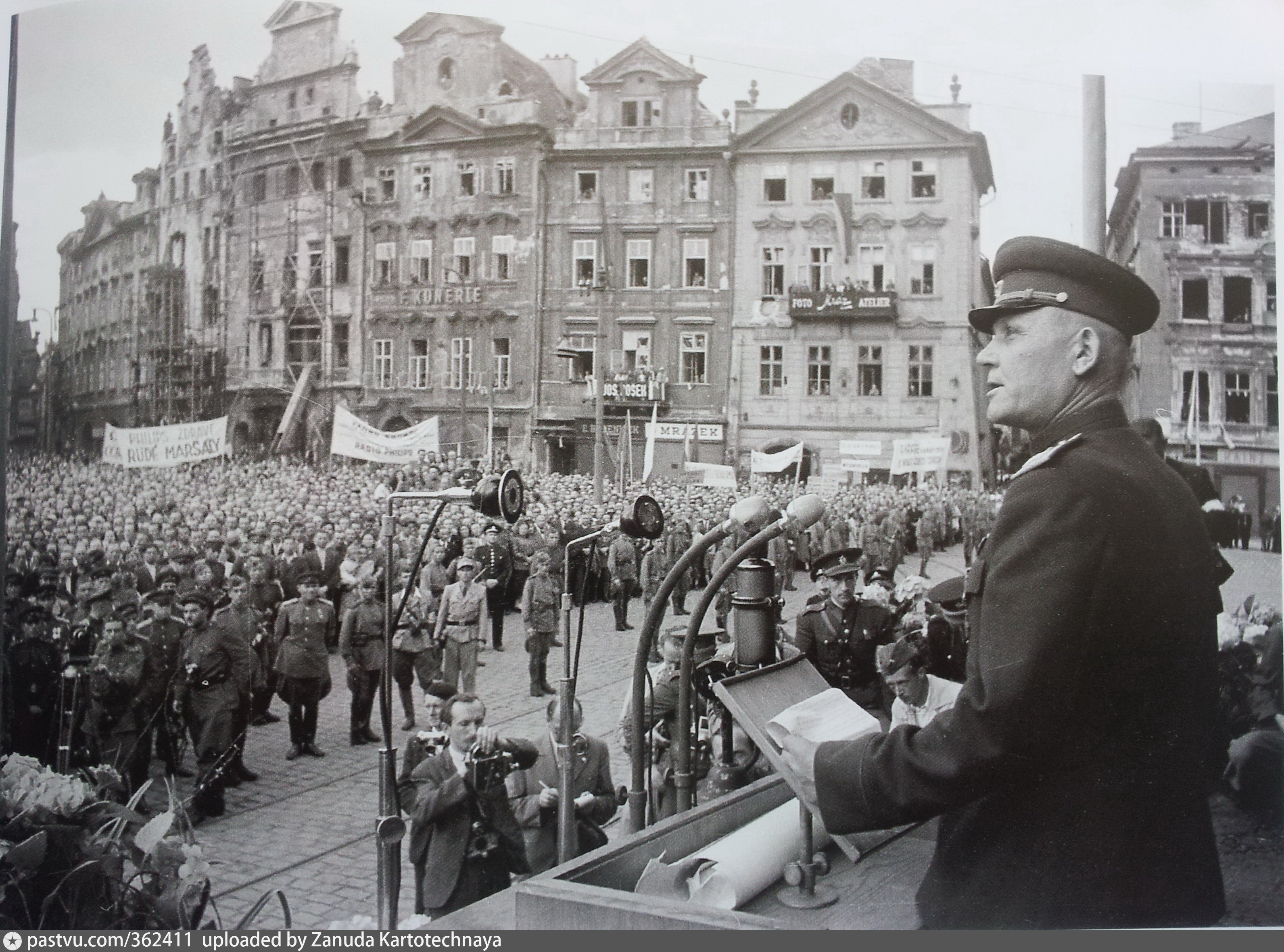 16 мая 1945 года. Конев в Праге 1945. Маршал Конев в Праге 1945. Освобождение Праги Конев. Советские войска в Праге 1945.