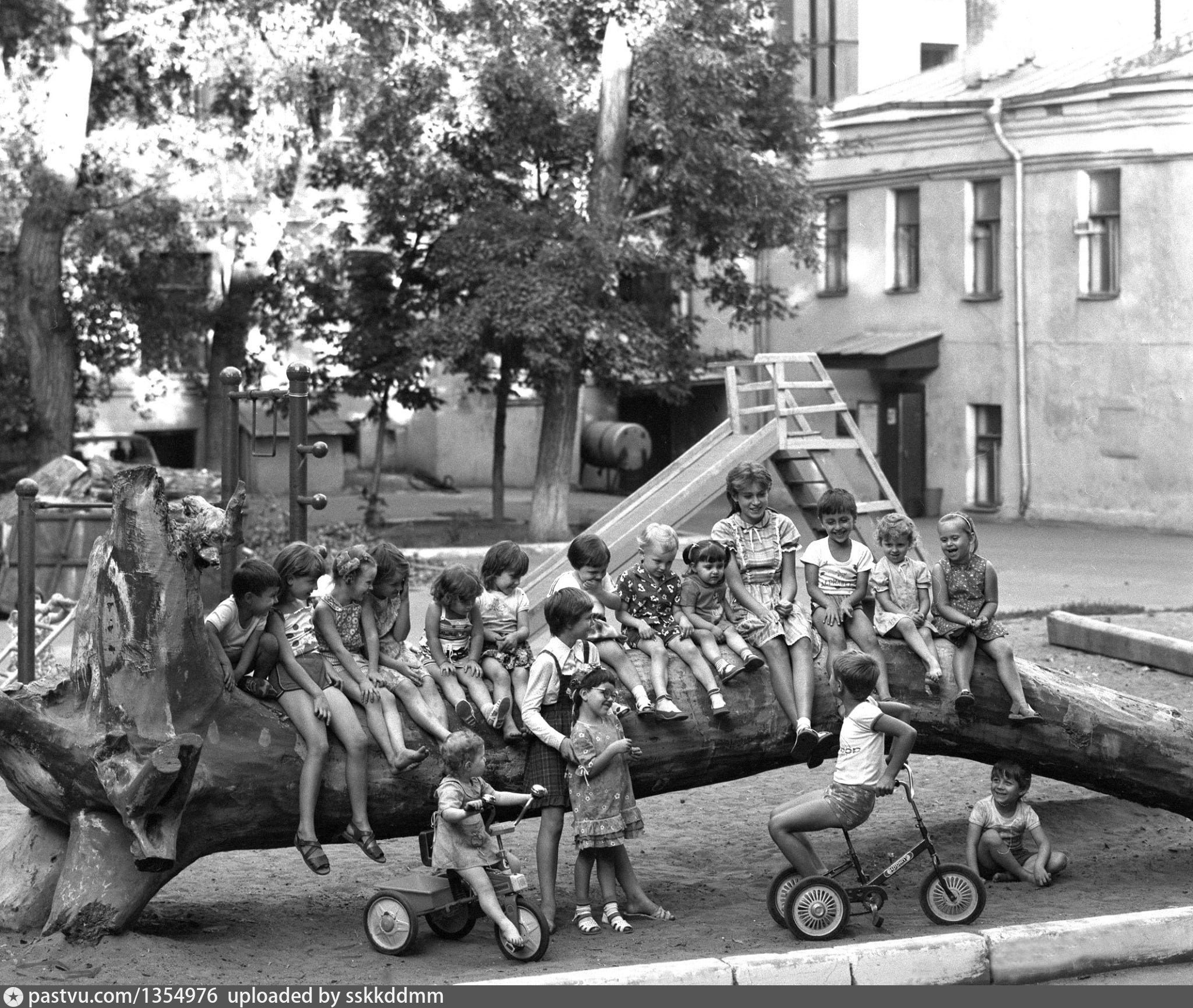 А у вас во дворе. Двор 70-х. Московский двор 60-х годов. Московские дворы 50-60-х годов. Дворы 50-х.