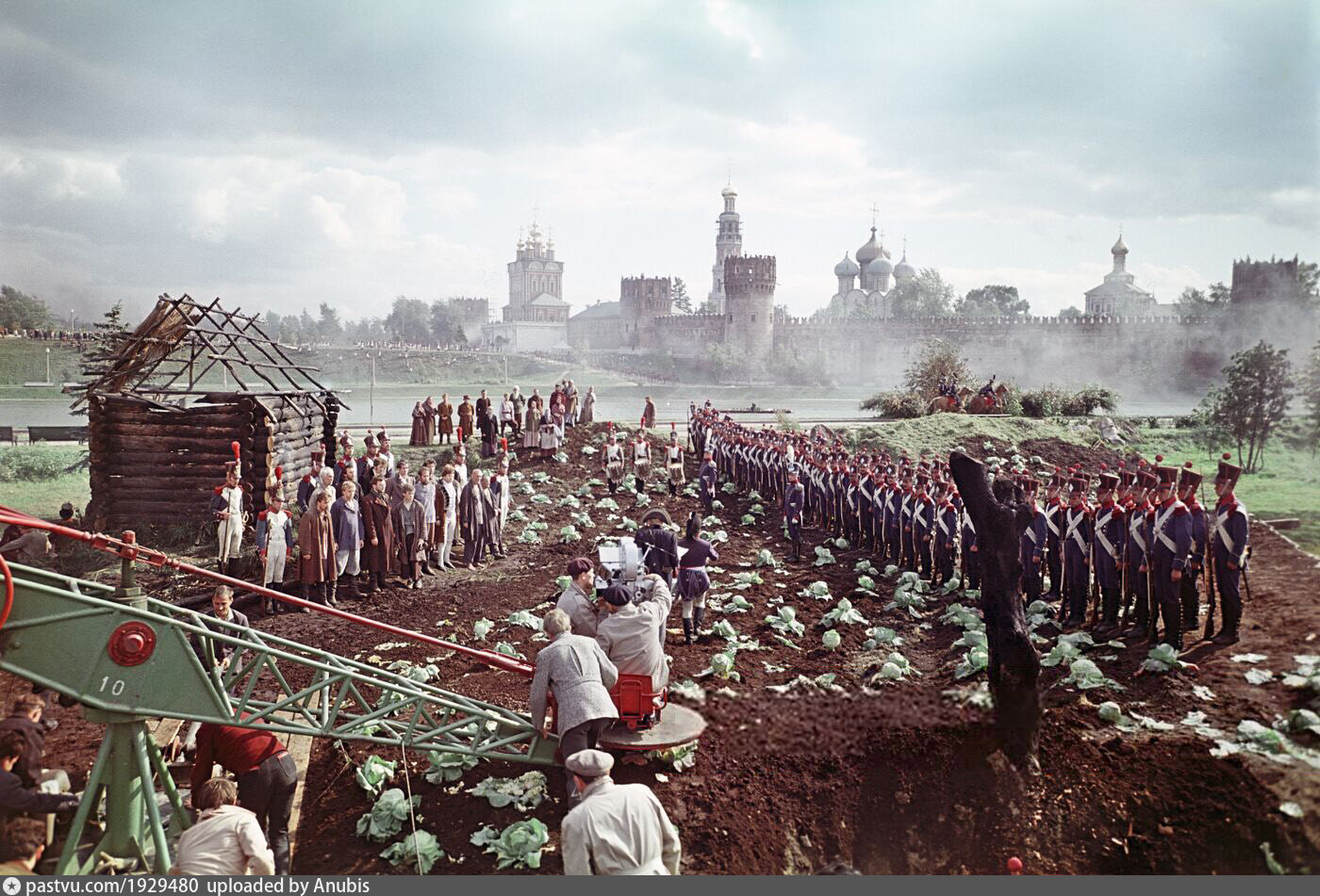 Сцена расстрела. Сергей Бондарчук «война и мир» (1965). Сергей Бондарчук война и мир съемки. «Война и мир» Сергея Бондарчука пожар Москвы. Сергей Бондарчук на съемках войны и мира.