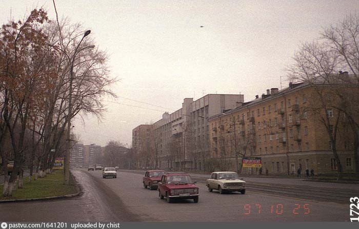 Екатеринбург 90. Екатеринбург улица Челюскинцев 90-е. 2000 Год Свердловск. Екатеринбург 1997. Екатеринбург 90-е.