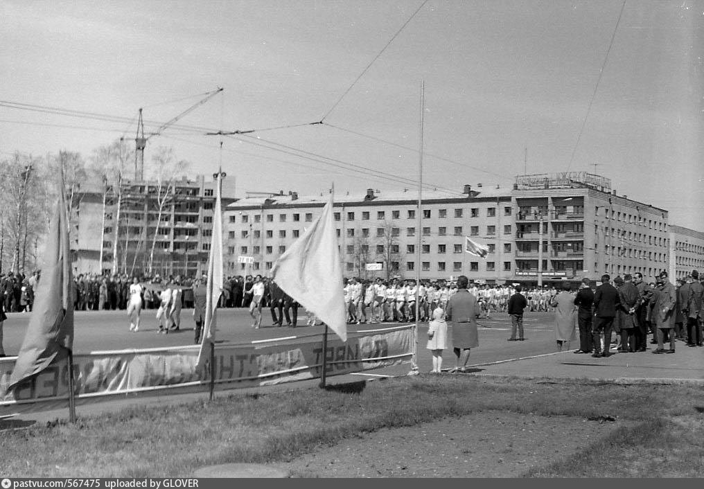 Первый 14. Старая Центральная площадь Ижевск. Центральная площадь Ижевск 1960. Центральная площадь Ижевск 1970. Ижевск Центральная площадь 1963.