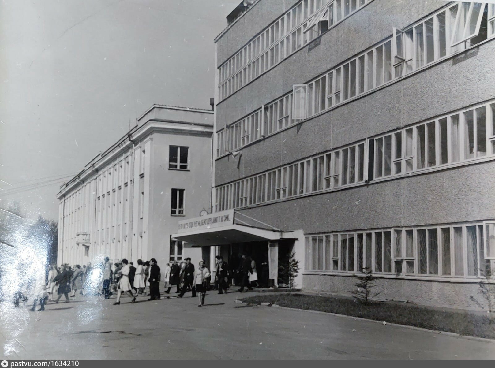 Проходная завода. Завод Горького Хабаровск. Горьковский вагоноремонтный завод.