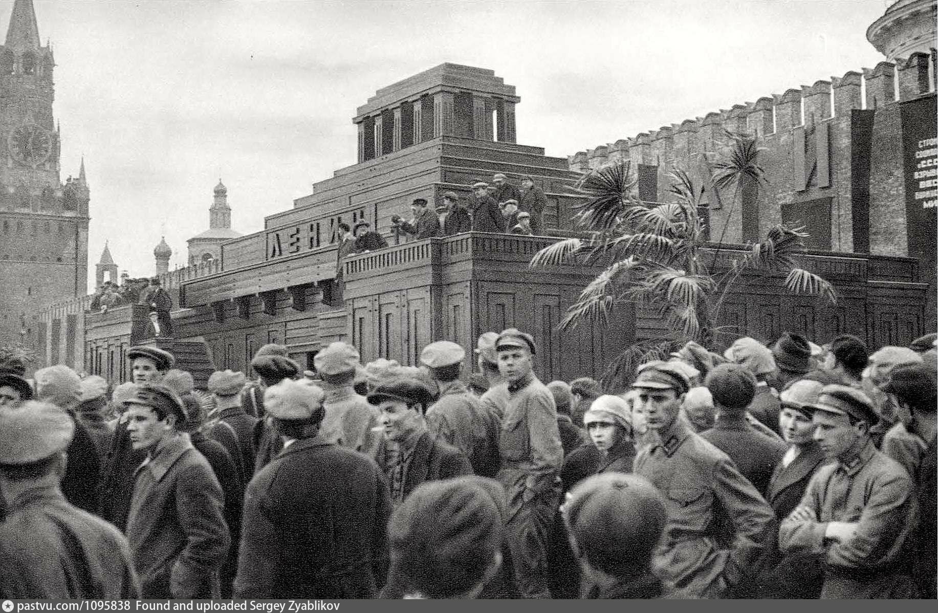 25 апреля 20 года. Ленин в мавзолее 1924. Мавзолей Ленина 1920. Мавзолей Ленина 1924 деревянный. Мавзолей Ленина 30е годы.