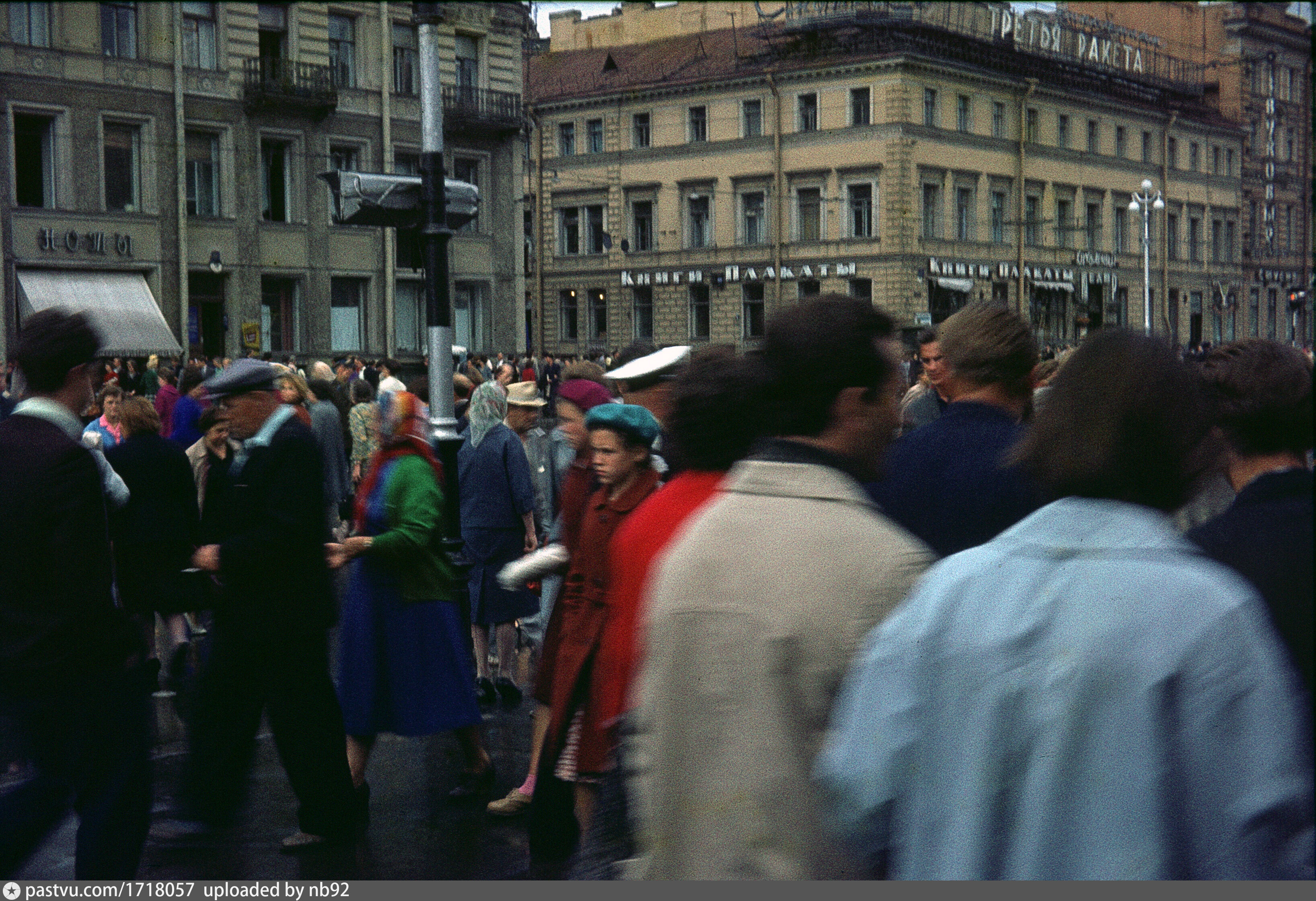 Ленинград глаза. Ленинград 1963. Ленинград Невский проспект 1978 год фото. Ленинград в 1963 году фото. Иностранные туристы в Ленинграде.