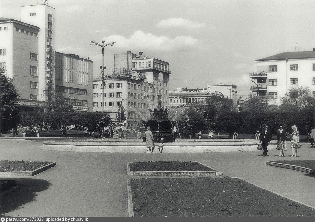 Свердловск 1978. Фонтан каменный цветок Свердловск. Фонтан каменный цветок Свердловск Екатеринбург. Фонтан Свердловск 1975 каменный цветок. Фонтан каменный цветок Свердловск 1980.