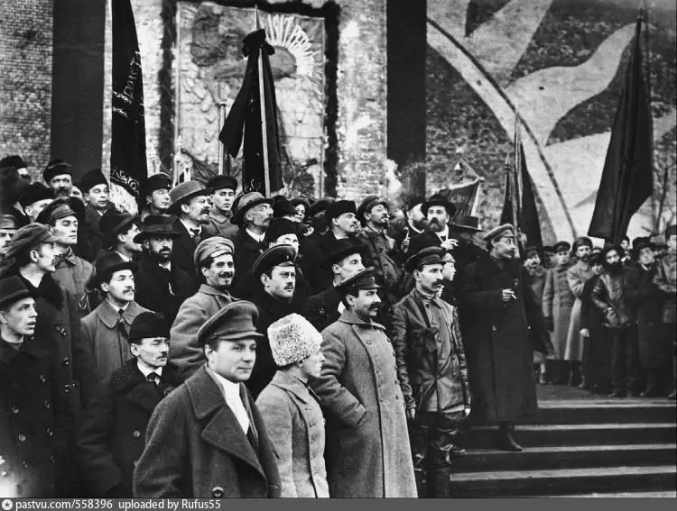 Первые годы революции. Ленин на красной площади 1918. Октябрьская революция 1918. Октябрьская революция в Москве похороны у кремлевской стены 1917. Ленин 1918 Троцкий зима.