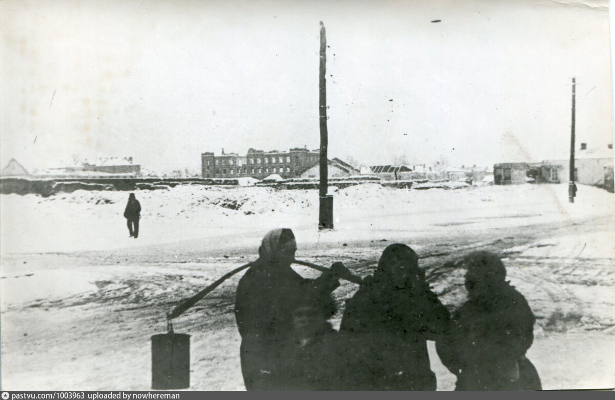 Оккупация белгорода. Белгород 1941-1943. Белгород в оккупации ВОВ. Белгород в оккупации фото. Мачуринские казармы Белгород Белгород.