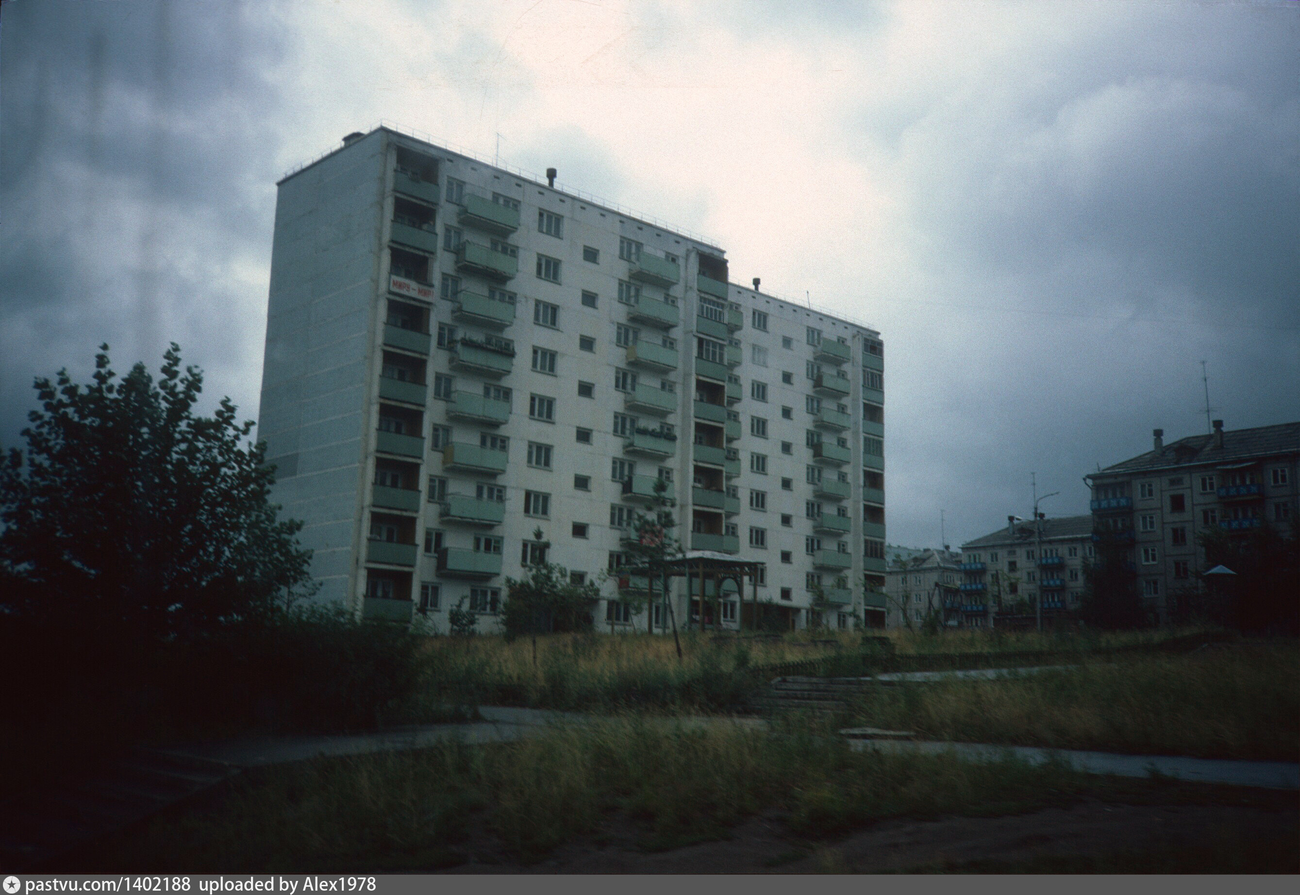 Улицы 1984. Советский диван Братск Наймушина. Санкт Петербург фото улица Наймушина.