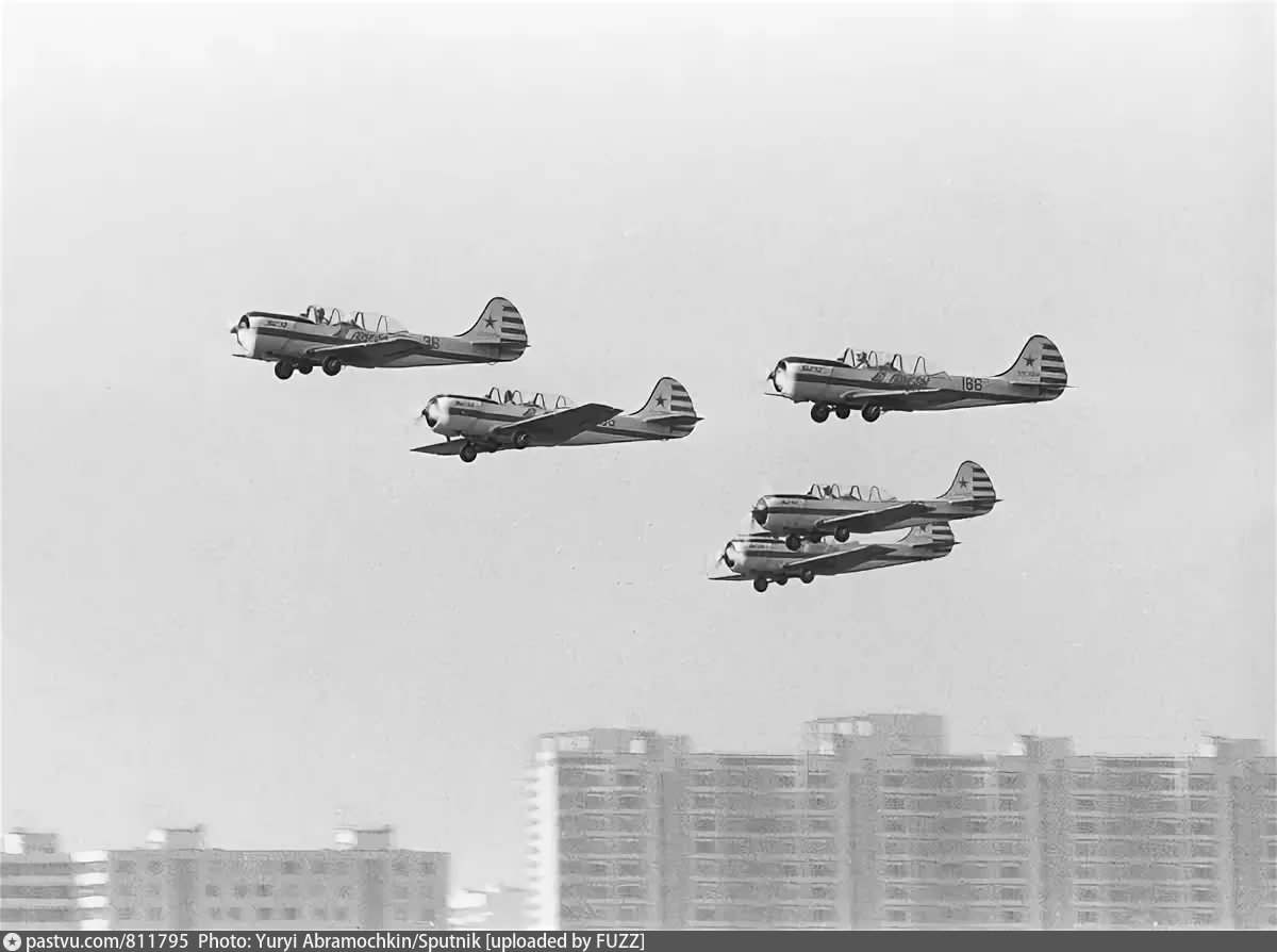 Авиапарад 1951 тушинский аэродром. Какой самолет в тушино стоит. Строгино тушинский аэродром. Какой самолет в тушино стоит. Заброшенный аэродром астрахань.