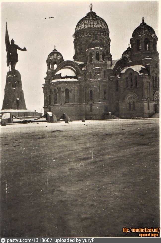 Новочеркасск 1942. Новочеркасск Ермак с собором. Новочеркасский собор памятник Ермаку. Новочеркасск собор оккупация. Освобождение Новочеркасска собор.